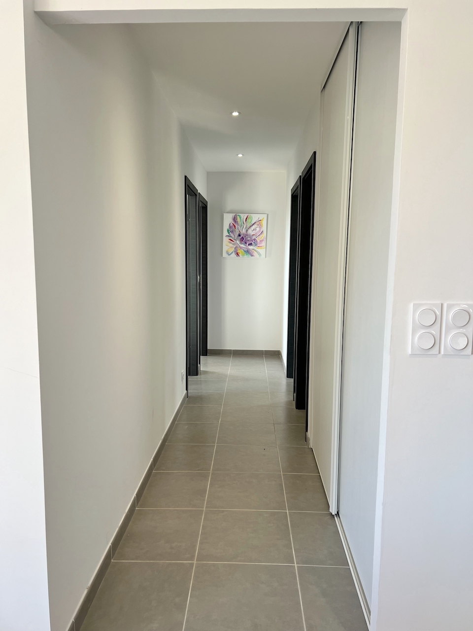 Tarco: A 300m. de la plage à pied, VILLA RÉCENTE T-4 TRÈS BELLE VUE MER ET MONTAGNE, studio en rez-de jardin, PISCINABLE.