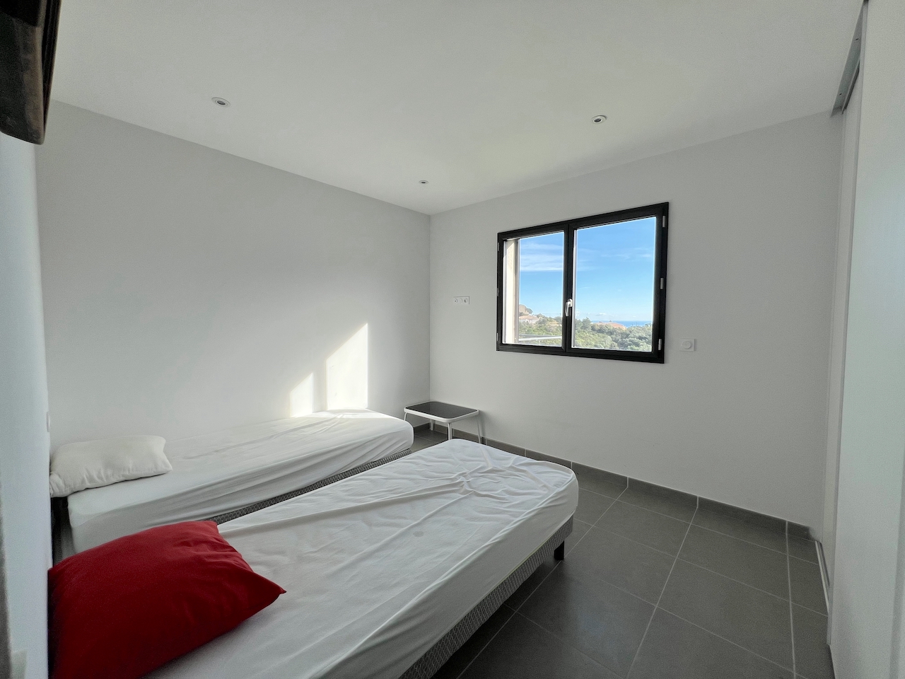 Tarco: A 300m. de la plage à pied, VILLA RÉCENTE T-4 TRÈS BELLE VUE MER ET MONTAGNE, studio en rez-de jardin, PISCINABLE.