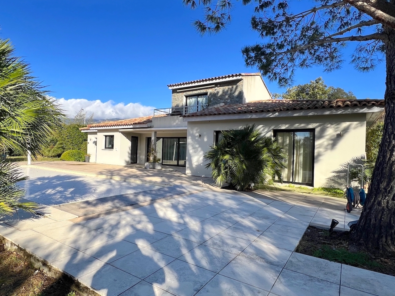 Marina di Fiori, à moins de 500m. de la plage: Villa T-6 avec PISCINE 12X4, JACUZZI et POOL-HOUSE/SALLE DE SPORT.