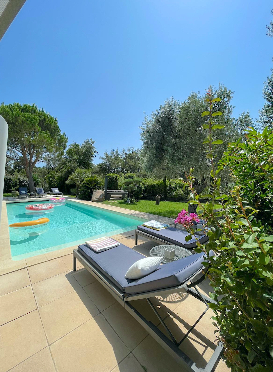 Marina di Fiori, à moins de 500m. de la plage: Villa T-6 avec PISCINE 12X4, JACUZZI et POOL-HOUSE/SALLE DE SPORT.