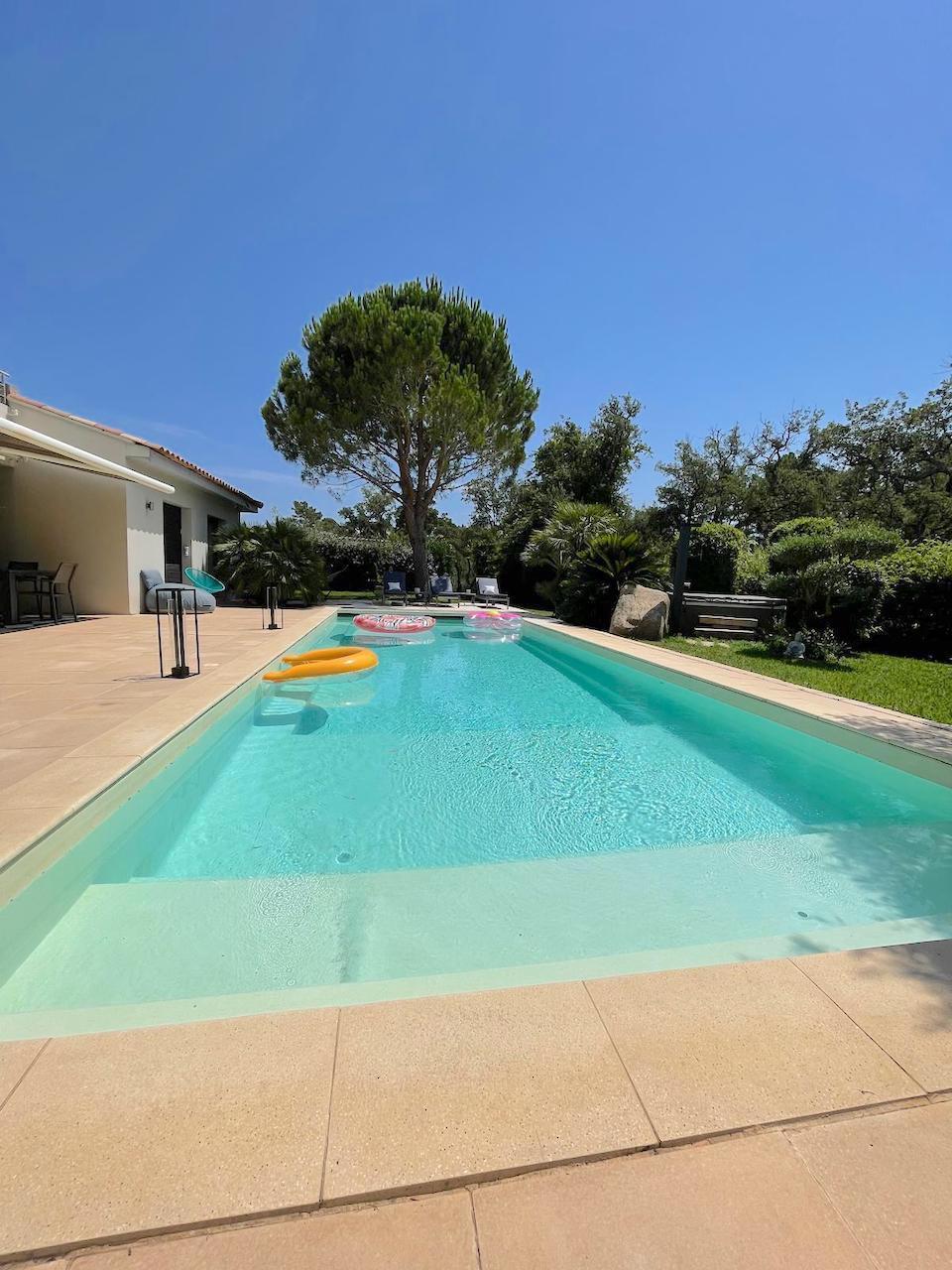 Marina di Fiori, à moins de 500m. de la plage: Villa T-6 avec PISCINE 12X4, JACUZZI et POOL-HOUSE/SALLE DE SPORT.