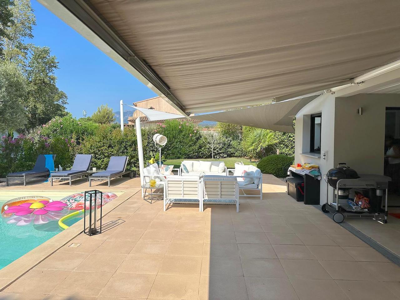 Marina di Fiori, à moins de 500m. de la plage: Villa T-6 avec PISCINE 12X4, JACUZZI et POOL-HOUSE/SALLE DE SPORT.