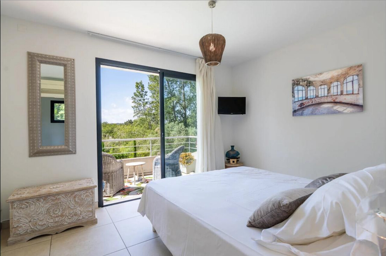 Marina di Fiori, à moins de 500m. de la plage: Villa T-6 avec PISCINE 12X4, JACUZZI et POOL-HOUSE/SALLE DE SPORT.