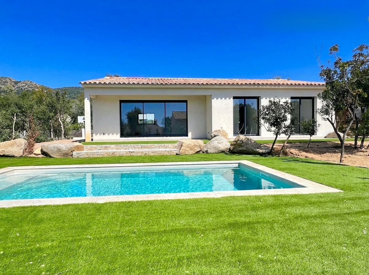 Ste Lucie de porto-Vecchio, à moins de 2 min. de la plage de Fautéa: VILLA T-4 NEUVE + PISCINE sur terrain clos et paysagé.