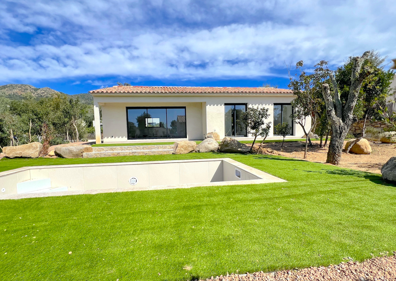 Ste Lucie de porto-Vecchio, à moins de 2 min. de la plage de Fautéa: VILLA T-4 NEUVE + PISCINE sur terrain clos et paysagé.