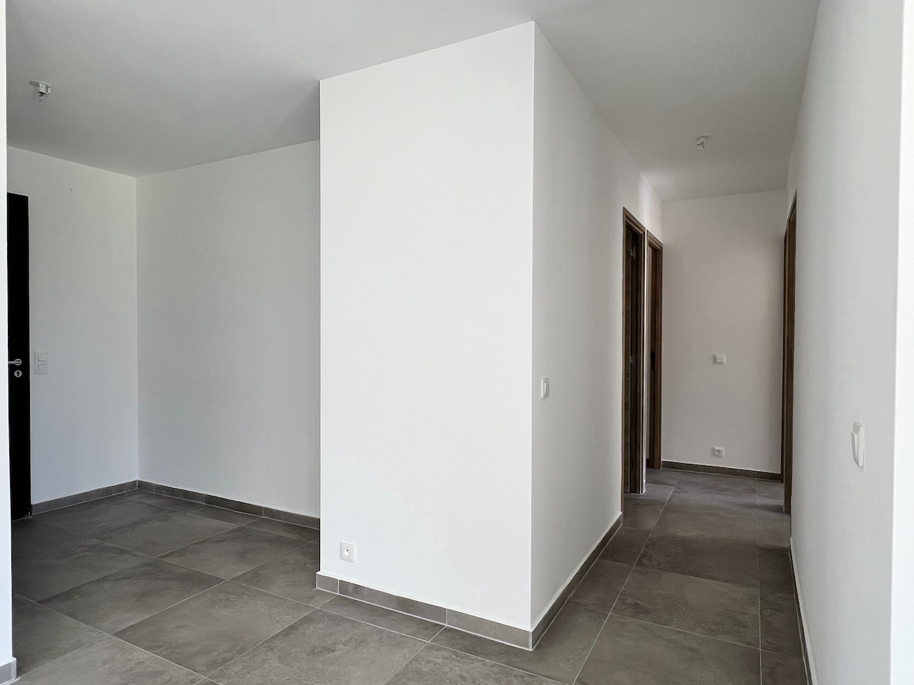 Ste Lucie de porto-Vecchio, à moins de 2 min. de la plage de Fautéa: VILLA T-4 NEUVE + PISCINE sur terrain clos et paysagé.