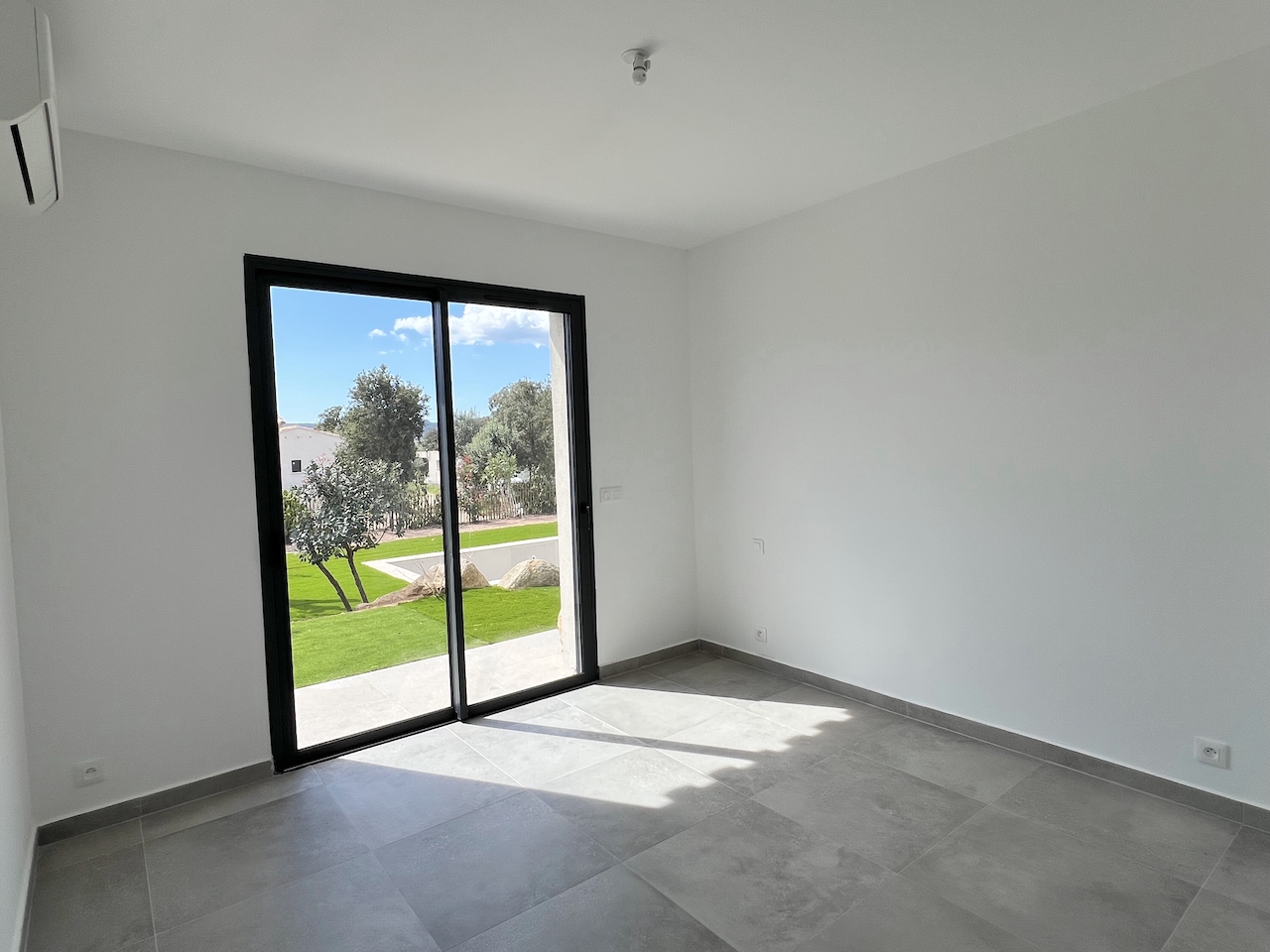 Ste Lucie de porto-Vecchio, à moins de 2 min. de la plage de Fautéa: VILLA T-4 NEUVE + PISCINE sur terrain clos et paysagé.