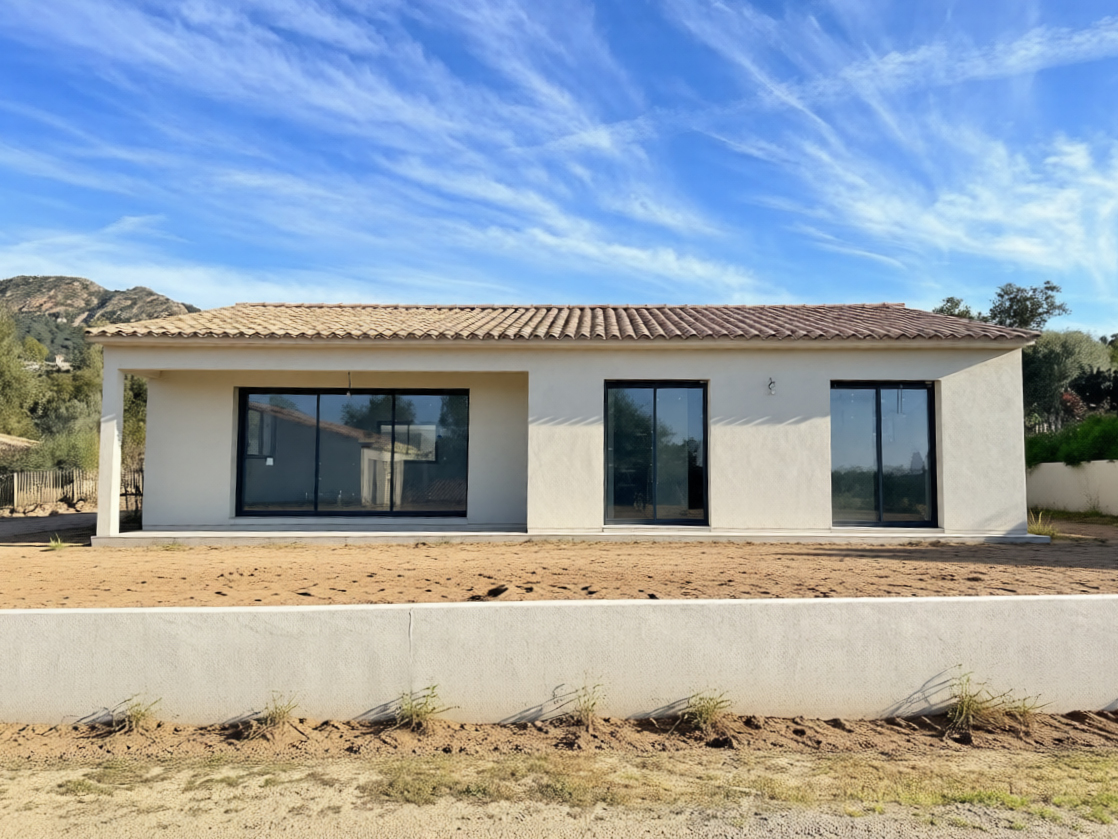 Copie de Ste Lucie de porto-Vecchio, à moins de 2 min. de la plage de Fautéa: VILLA T-4 NEUVE de plain-pied sur terrain clos et aménagé, PISCINABLE.