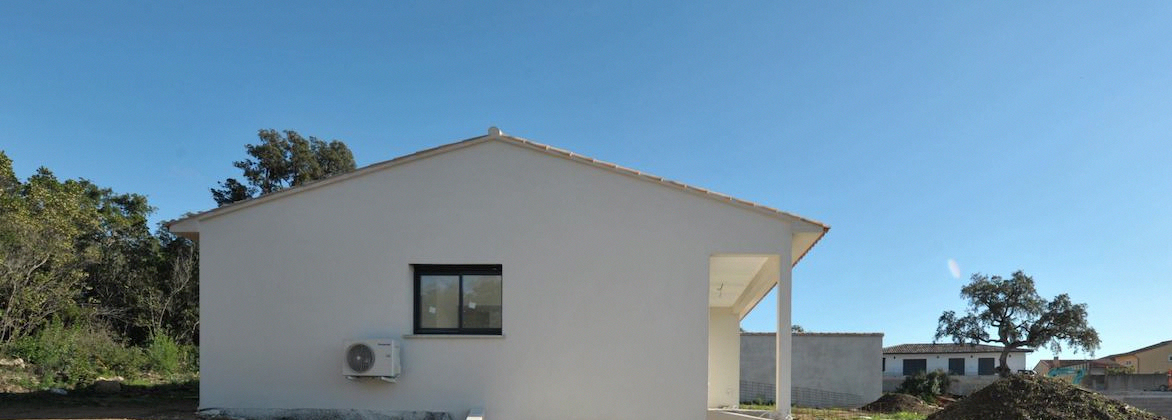 Copie de Ste Lucie de porto-Vecchio, à moins de 2 min. de la plage de Fautéa: VILLA T-4 NEUVE de plain-pied sur terrain clos et aménagé, PISCINABLE.