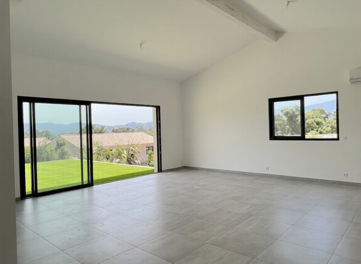 Copie de Ste Lucie de porto-Vecchio, à moins de 2 min. de la plage de Fautéa: VILLA T-4 NEUVE de plain-pied sur terrain clos et aménagé, PISCINABLE.