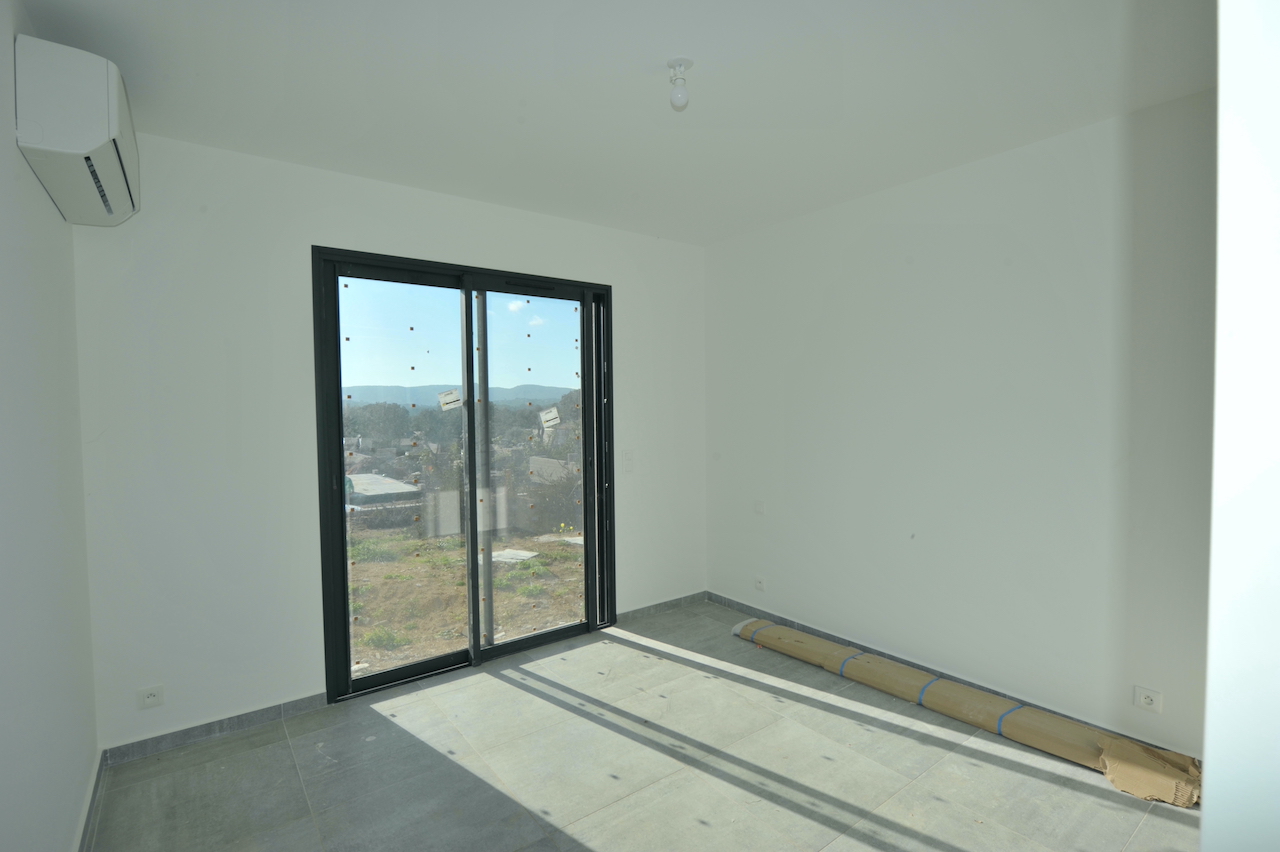 Copie de Ste Lucie de porto-Vecchio, à moins de 2 min. de la plage de Fautéa: VILLA T-4 NEUVE de plain-pied sur terrain clos et aménagé, PISCINABLE.