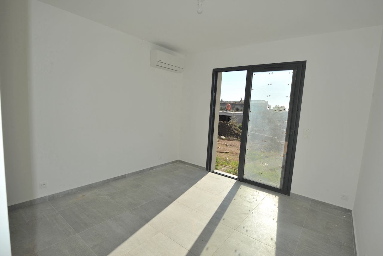 Copie de Ste Lucie de porto-Vecchio, à moins de 2 min. de la plage de Fautéa: VILLA T-4 NEUVE de plain-pied sur terrain clos et aménagé, PISCINABLE.