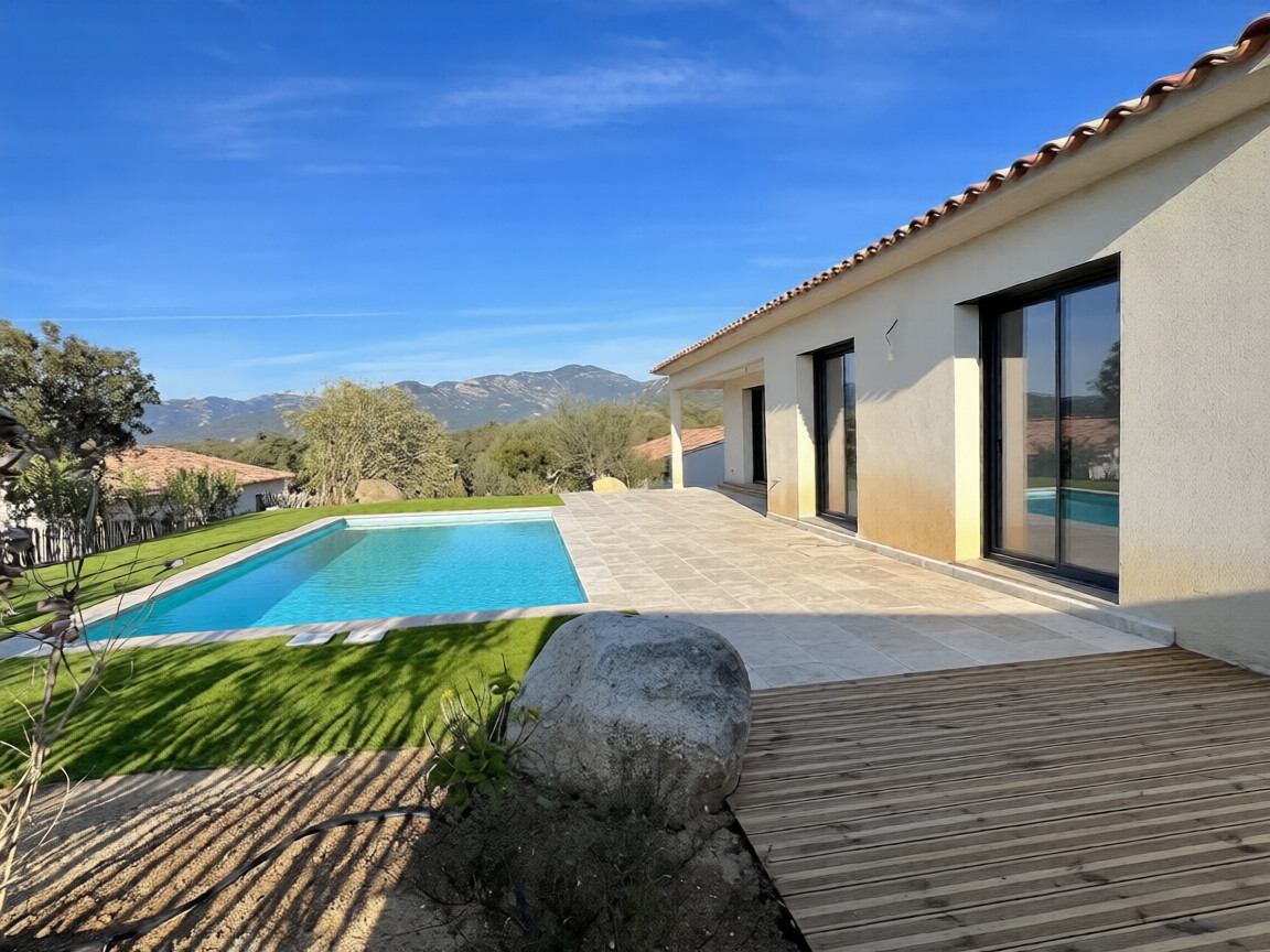 Ste Lucie de porto-Vecchio, à moins de 2 min. de la plage de Fautéa: VILLA T-4 NEUVE avec NIVEAU GARAGE + PISCINE 8x4 sur terrain clos et aménagé.