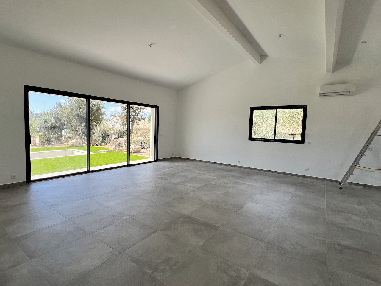 Ste Lucie de porto-Vecchio, à moins de 2 min. de la plage de Fautéa: VILLA T-4 NEUVE avec NIVEAU GARAGE + PISCINE 8x4 sur terrain clos et aménagé.