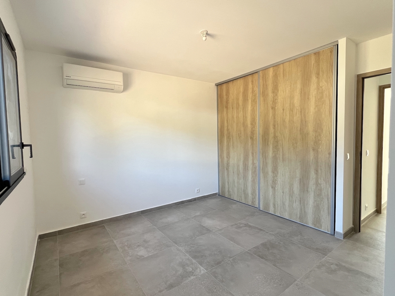 Ste Lucie de porto-Vecchio, à moins de 2 min. de la plage de Fautéa: VILLA T-4 NEUVE avec NIVEAU GARAGE + PISCINE 8x4 sur terrain clos et aménagé.