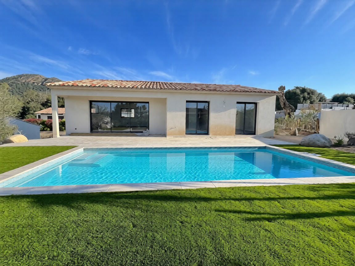 Ste Lucie de porto-Vecchio, à moins de 2 min. de la plage de Fautéa: VILLA T-4 NEUVE avec NIVEAU GARAGE + PISCINE 8x4 sur terrain clos et aménagé.