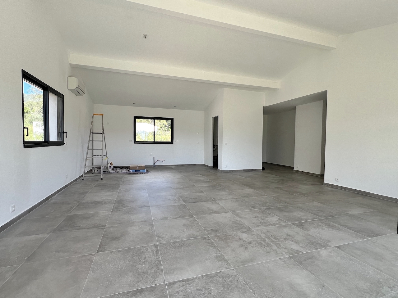 Ste Lucie de porto-Vecchio, à moins de 2 min. de la plage de Fautéa: VILLA T-4 NEUVE avec NIVEAU GARAGE + PISCINE 8x4 sur terrain clos et aménagé.