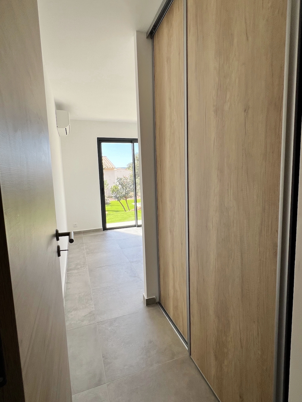 Ste Lucie de porto-Vecchio, à moins de 2 min. de la plage de Fautéa: VILLA T-4 NEUVE avec NIVEAU GARAGE + PISCINE 8x4 sur terrain clos et aménagé.