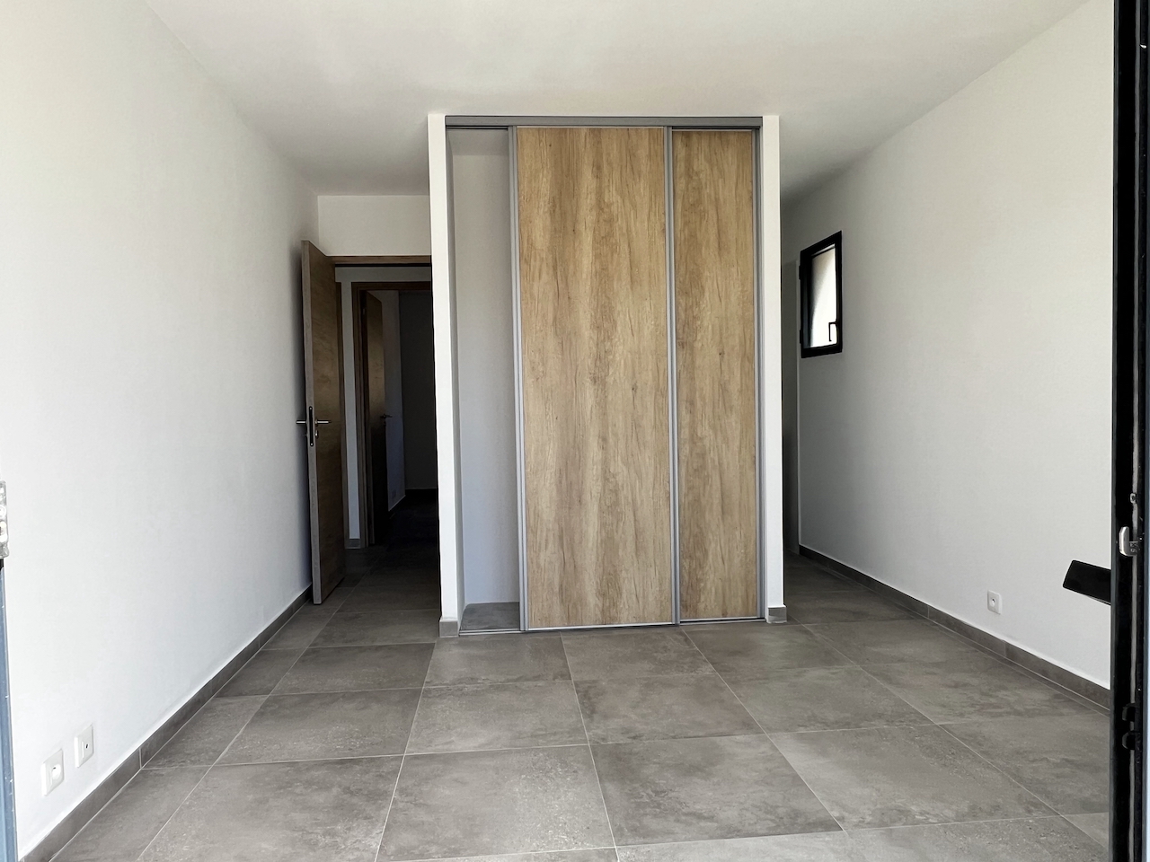 Ste Lucie de porto-Vecchio, à moins de 2 min. de la plage de Fautéa: VILLA T-4 NEUVE avec NIVEAU GARAGE + PISCINE 8x4 sur terrain clos et aménagé.