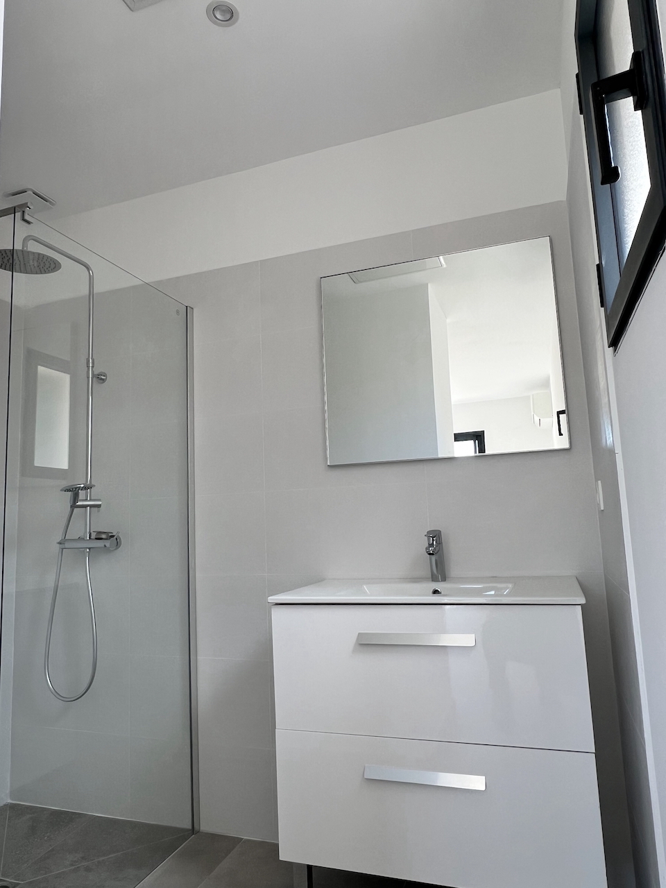 Ste Lucie de porto-Vecchio, à moins de 2 min. de la plage de Fautéa: VILLA T-4 NEUVE avec NIVEAU GARAGE + PISCINE 8x4 sur terrain clos et aménagé.