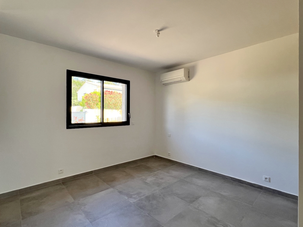 Ste Lucie de porto-Vecchio, à moins de 2 min. de la plage de Fautéa: VILLA T-4 NEUVE avec NIVEAU GARAGE + PISCINE 8x4 sur terrain clos et aménagé.