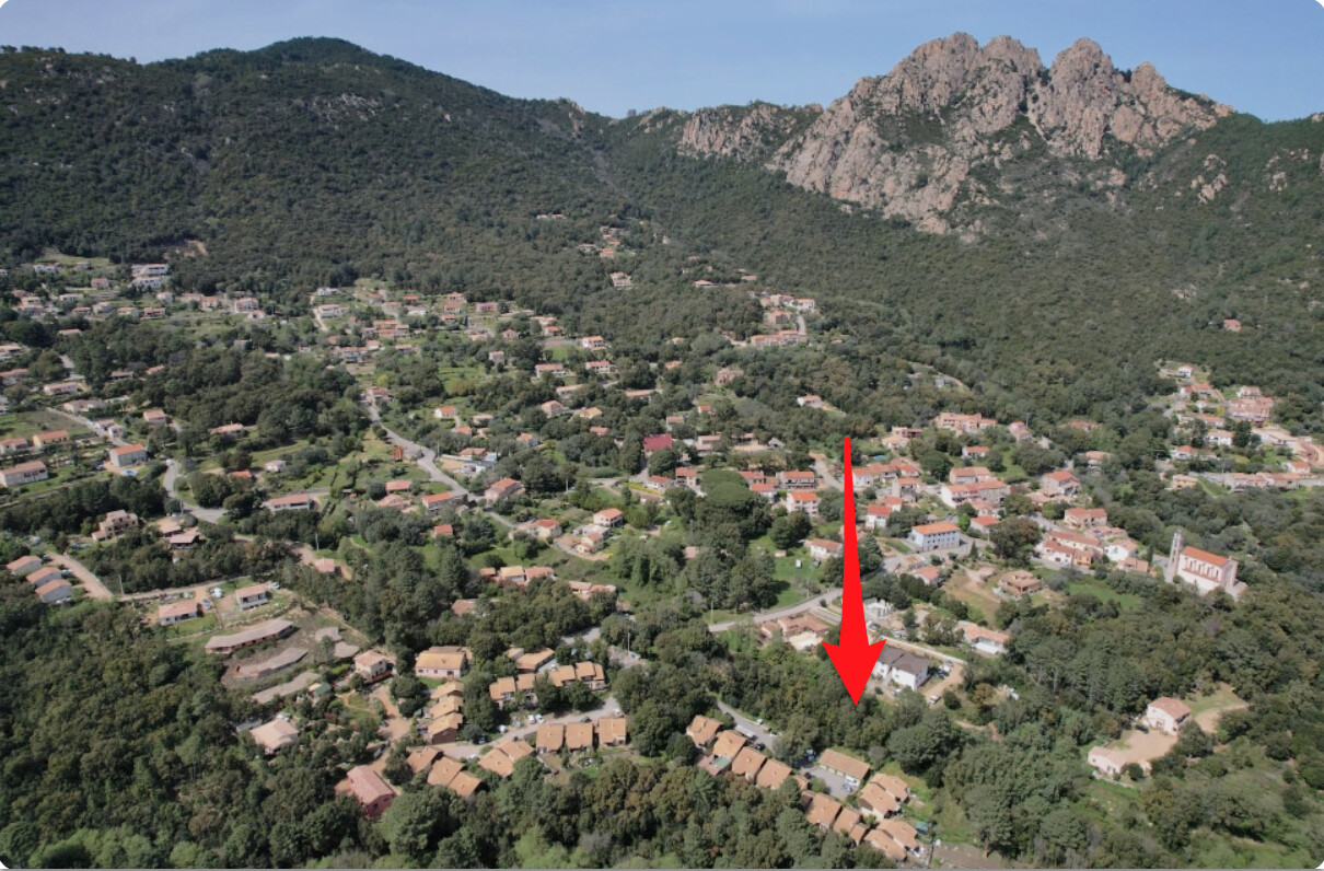 Conca village (centre), à moins de 10 min. du centre de Ste Lucie de Porto-Vecchio, 18 minutes des plages de Pinarello ou de Favone: Terrain à bâtir avec C-U OPÉRATIONNEL PURGÉ pour construction d'une maison individuelle.