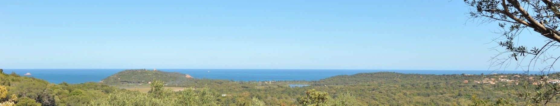 Entre Pinarello et St Cyprien: Terrain à bâtir VIABILISÉ avec SUPERBE VUE MER PANORAMIQUE (de l'îlot de Ruscana, la Tour de Pinarello, et jusqu'à Cirindinu).