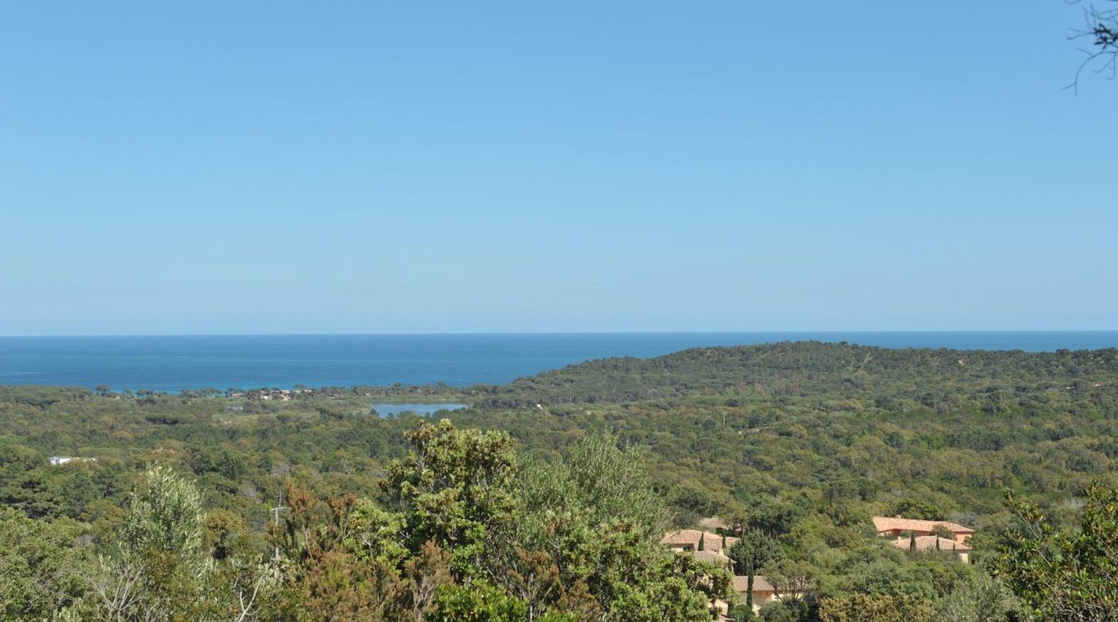 Entre Pinarello et St Cyprien: Terrain à bâtir VIABILISÉ avec SUPERBE VUE MER PANORAMIQUE (de l'îlot de Ruscana, la Tour de Pinarello, et jusqu'à Cirindinu).