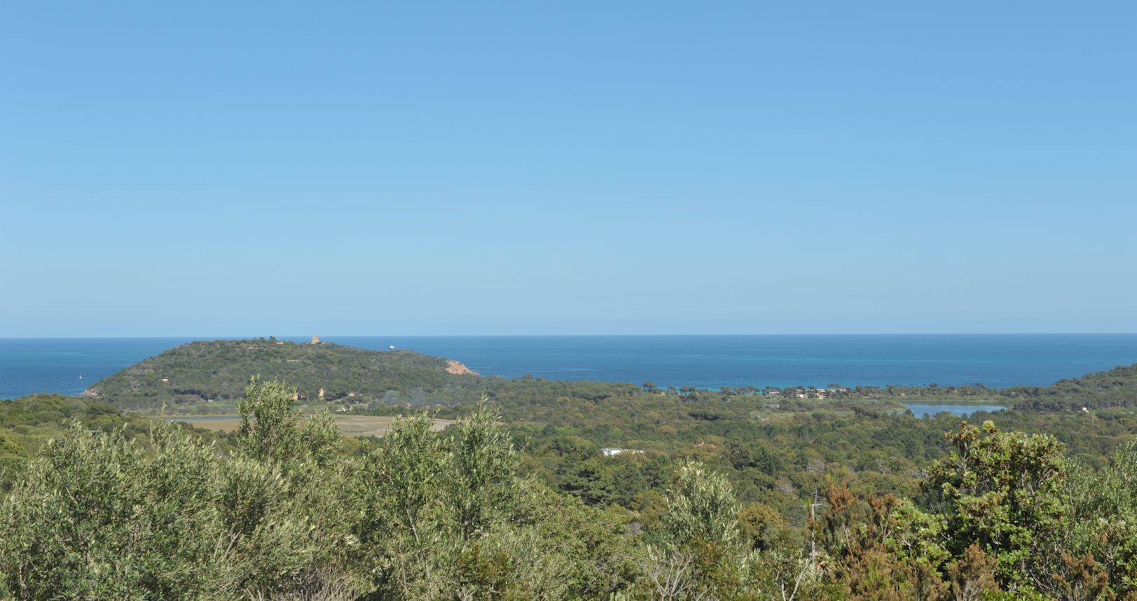 Entre Pinarello et St Cyprien: Terrain à bâtir VIABILISÉ avec SUPERBE VUE MER PANORAMIQUE (de l'îlot de Ruscana, la Tour de Pinarello, et jusqu'à Cirindinu).