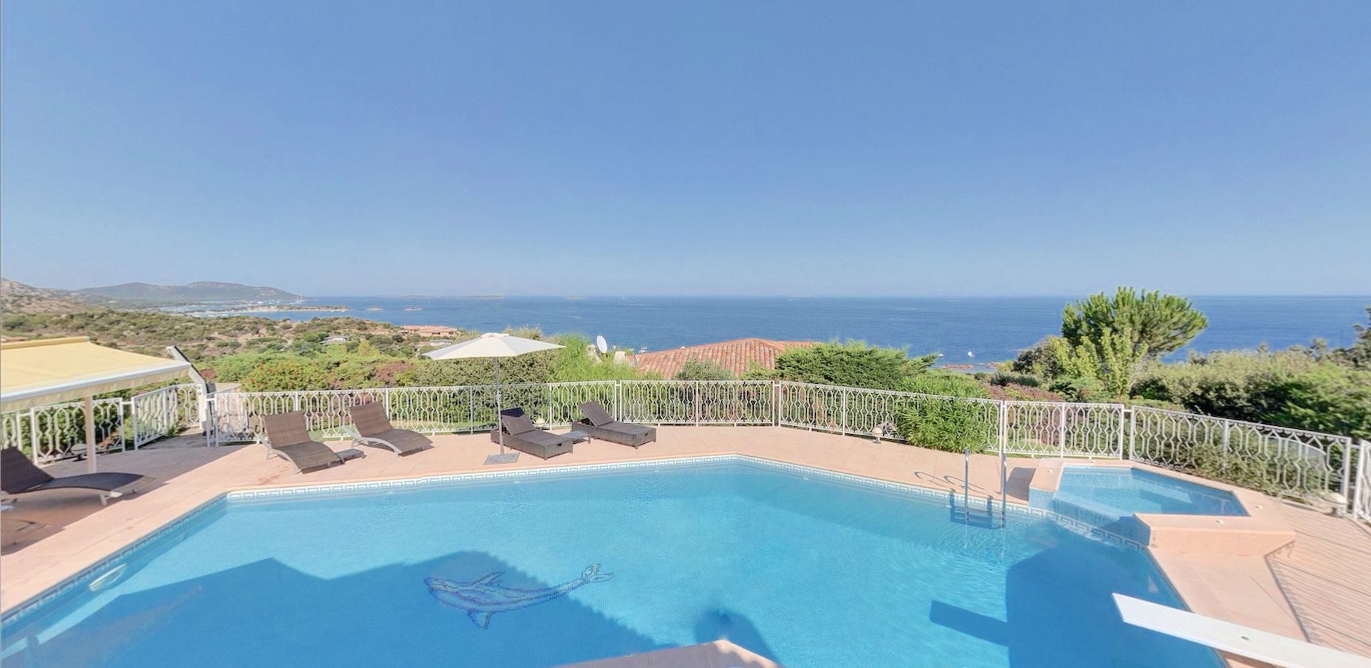 Propriété Domaine de PUNTA D'ORO (sur les hauteurs de Palombaggia/Santa Giulia): À 600m. à pied de la plage, Propriété 13 pièces comprenant Villa T-7 SUPERBE VUE MER PANORAMIQUE À 180° avec PISCINE et JACUZZI + 2 T-3 indépendants.
