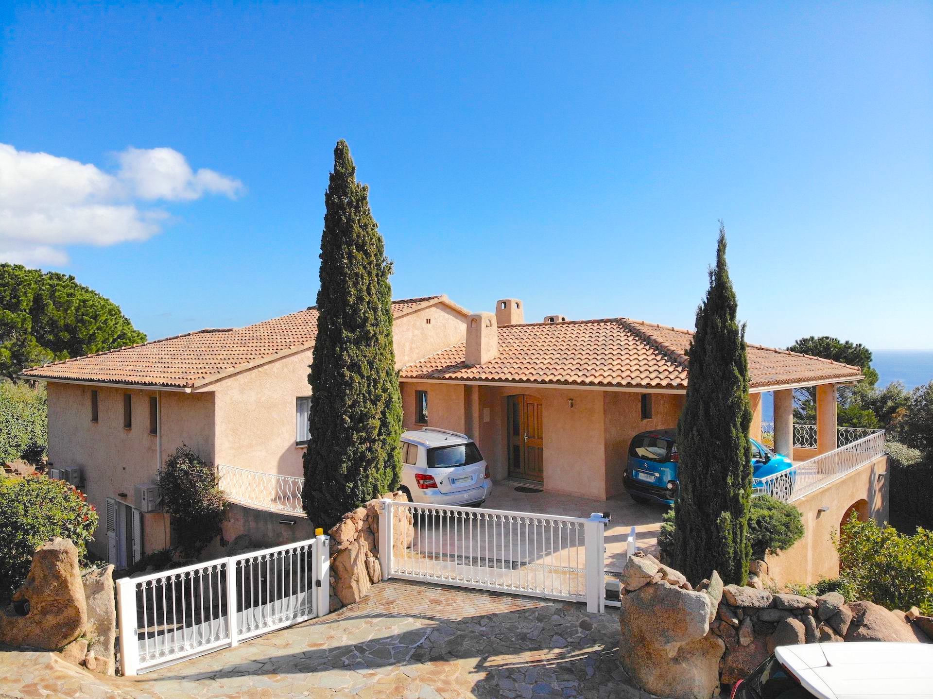 Propriété Domaine de PUNTA D'ORO (sur les hauteurs de Palombaggia/Santa Giulia): À 600m. à pied de la plage, Propriété 13 pièces comprenant Villa T-7 SUPERBE VUE MER PANORAMIQUE À 180° avec PISCINE et JACUZZI + 2 T-3 indépendants.