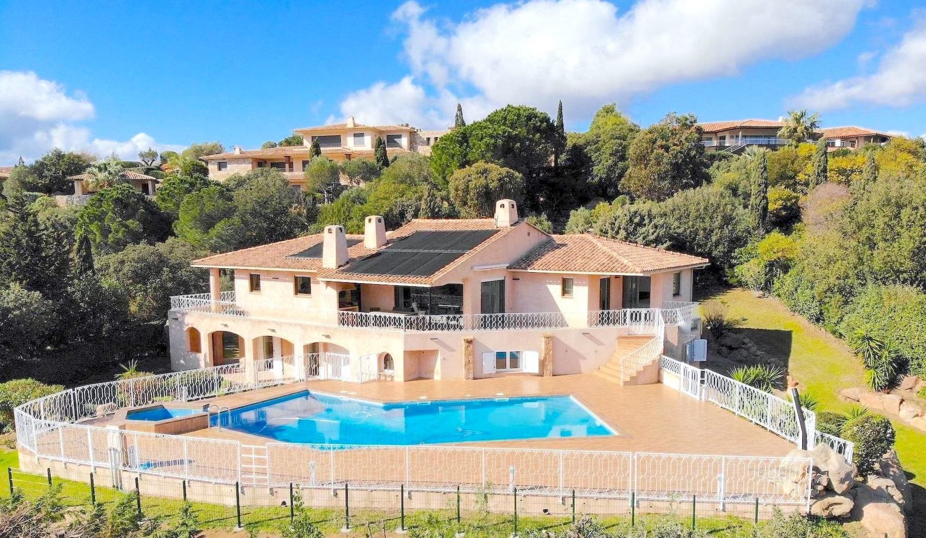 Propriété Domaine de PUNTA D'ORO (sur les hauteurs de Palombaggia/Santa Giulia): À 600m. à pied de la plage, Propriété 13 pièces comprenant Villa T-7 SUPERBE VUE MER PANORAMIQUE À 180° avec PISCINE et JACUZZI + 2 T-3 indépendants.