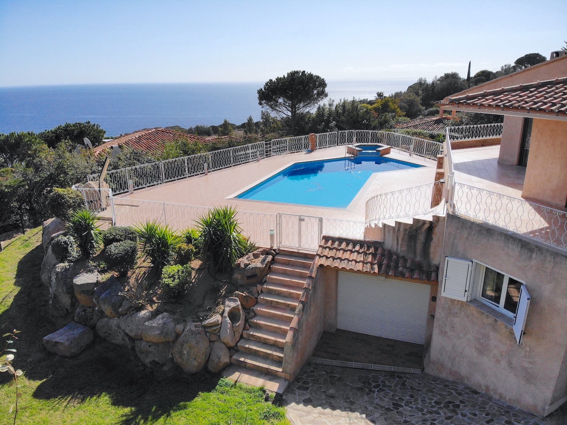 Propriété Domaine de PUNTA D'ORO (sur les hauteurs de Palombaggia/Santa Giulia): À 600m. à pied de la plage, Propriété 13 pièces comprenant Villa T-7 SUPERBE VUE MER PANORAMIQUE À 180° avec PISCINE et JACUZZI + 2 T-3 indépendants.