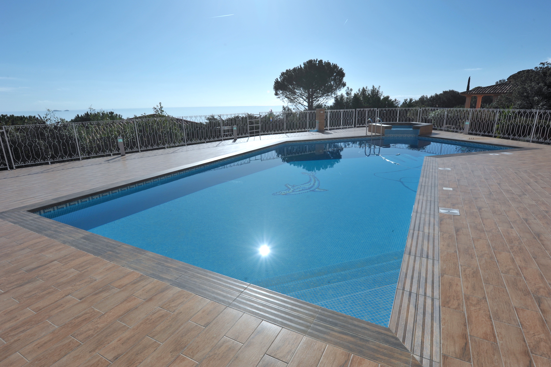 Propriété Domaine de PUNTA D'ORO (sur les hauteurs de Palombaggia/Santa Giulia): À 600m. à pied de la plage, Propriété 13 pièces comprenant Villa T-7 SUPERBE VUE MER PANORAMIQUE À 180° avec PISCINE et JACUZZI + 2 T-3 indépendants.
