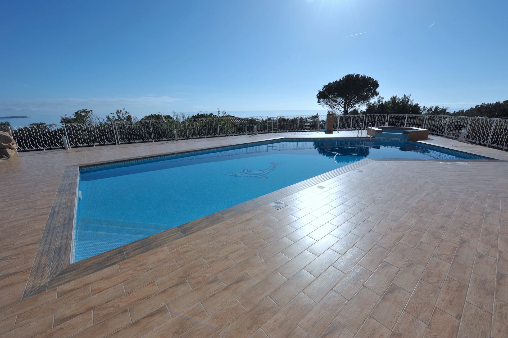 Propriété Domaine de PUNTA D'ORO (sur les hauteurs de Palombaggia/Santa Giulia): À 600m. à pied de la plage, Propriété 13 pièces comprenant Villa T-7 SUPERBE VUE MER PANORAMIQUE À 180° avec PISCINE et JACUZZI + 2 T-3 indépendants.
