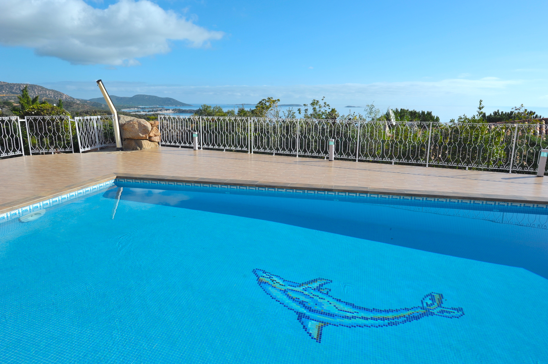 Propriété Domaine de PUNTA D'ORO (sur les hauteurs de Palombaggia/Santa Giulia): À 600m. à pied de la plage, Propriété 13 pièces comprenant Villa T-7 SUPERBE VUE MER PANORAMIQUE À 180° avec PISCINE et JACUZZI + 2 T-3 indépendants.