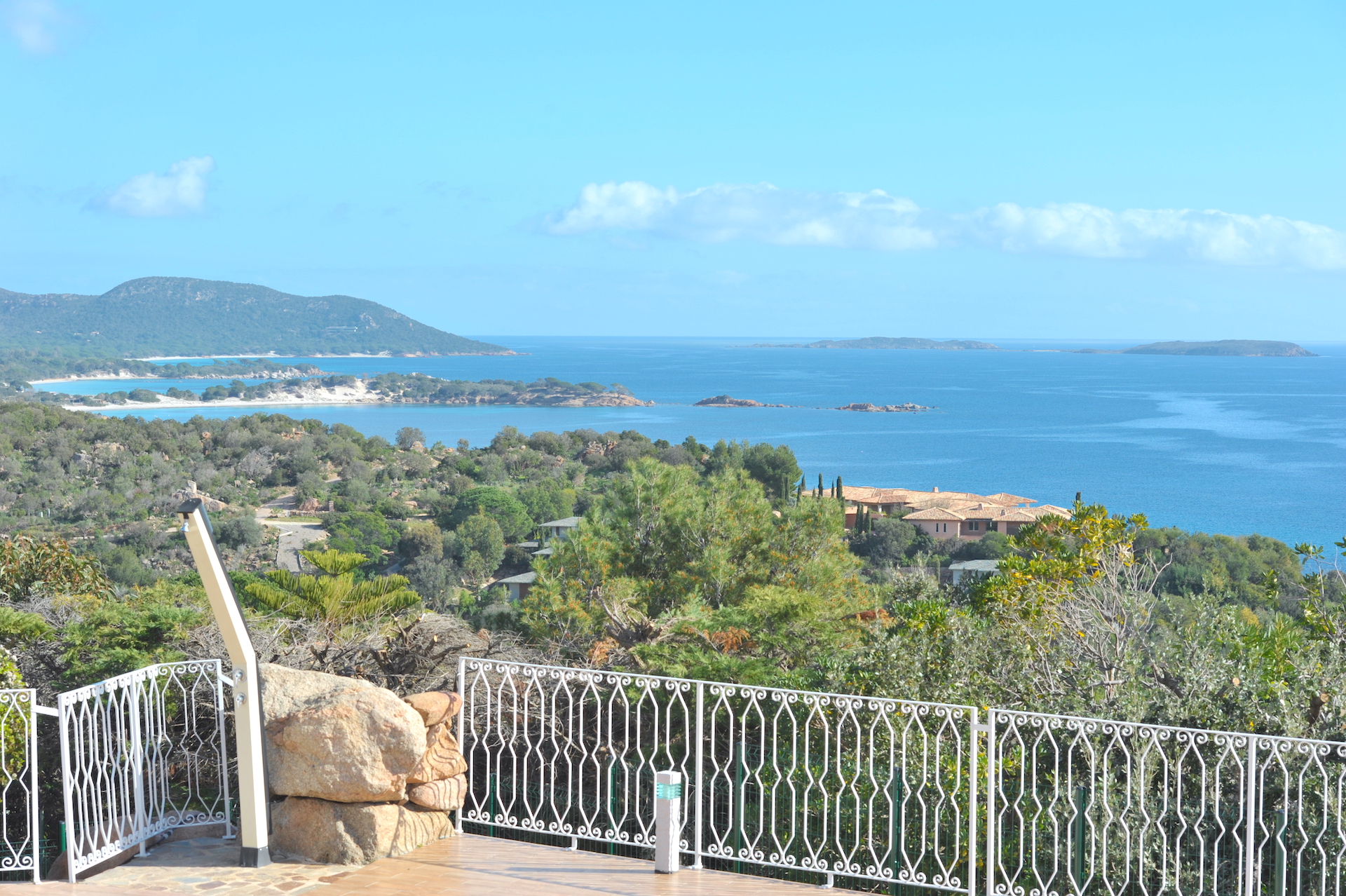 Propriété Domaine de PUNTA D'ORO (sur les hauteurs de Palombaggia/Santa Giulia): À 600m. à pied de la plage, Propriété 13 pièces comprenant Villa T-7 SUPERBE VUE MER PANORAMIQUE À 180° avec PISCINE et JACUZZI + 2 T-3 indépendants.