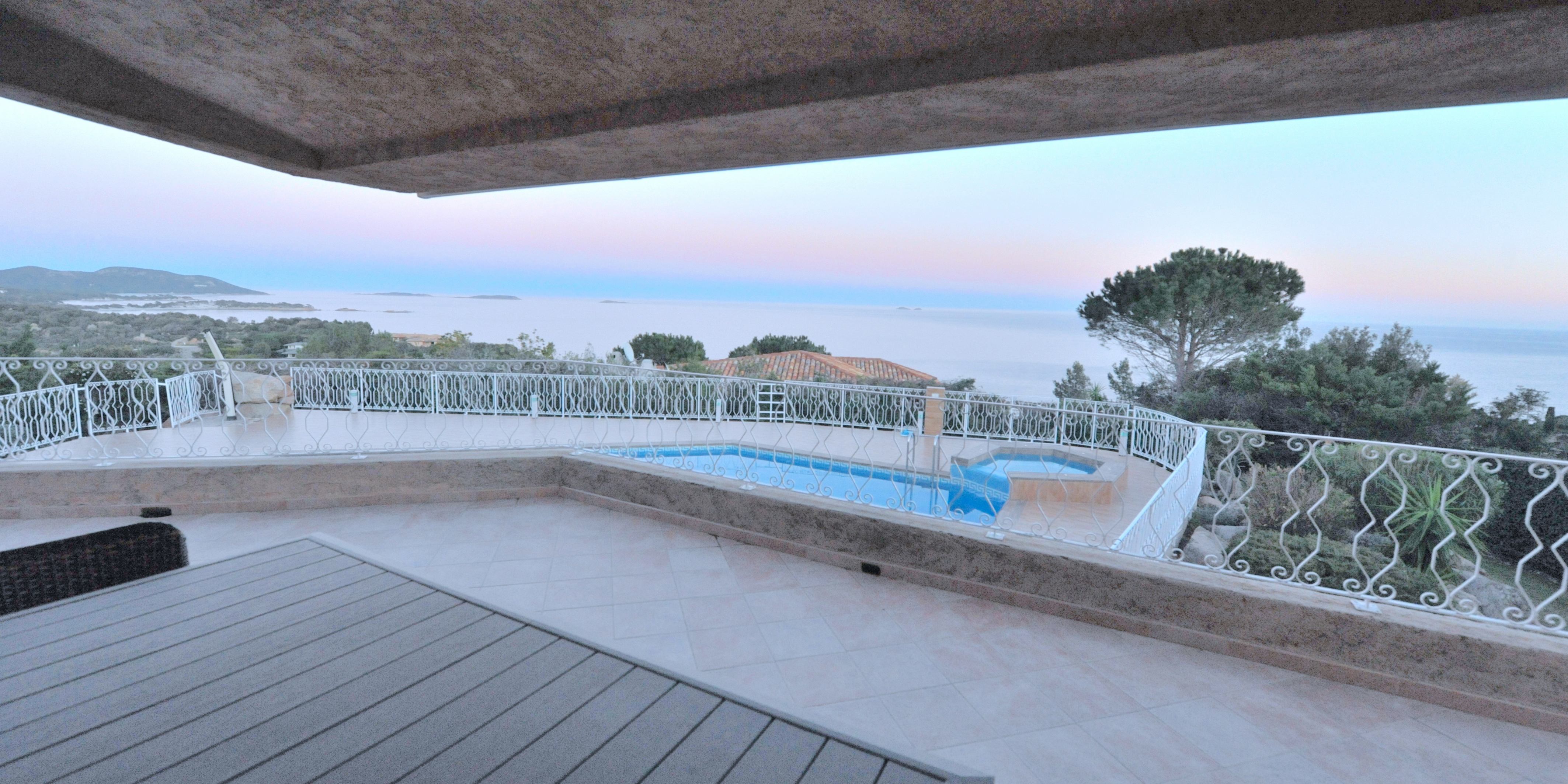 Propriété Domaine de PUNTA D'ORO (sur les hauteurs de Palombaggia/Santa Giulia): À 600m. à pied de la plage, Propriété 13 pièces comprenant Villa T-7 SUPERBE VUE MER PANORAMIQUE À 180° avec PISCINE et JACUZZI + 2 T-3 indépendants.