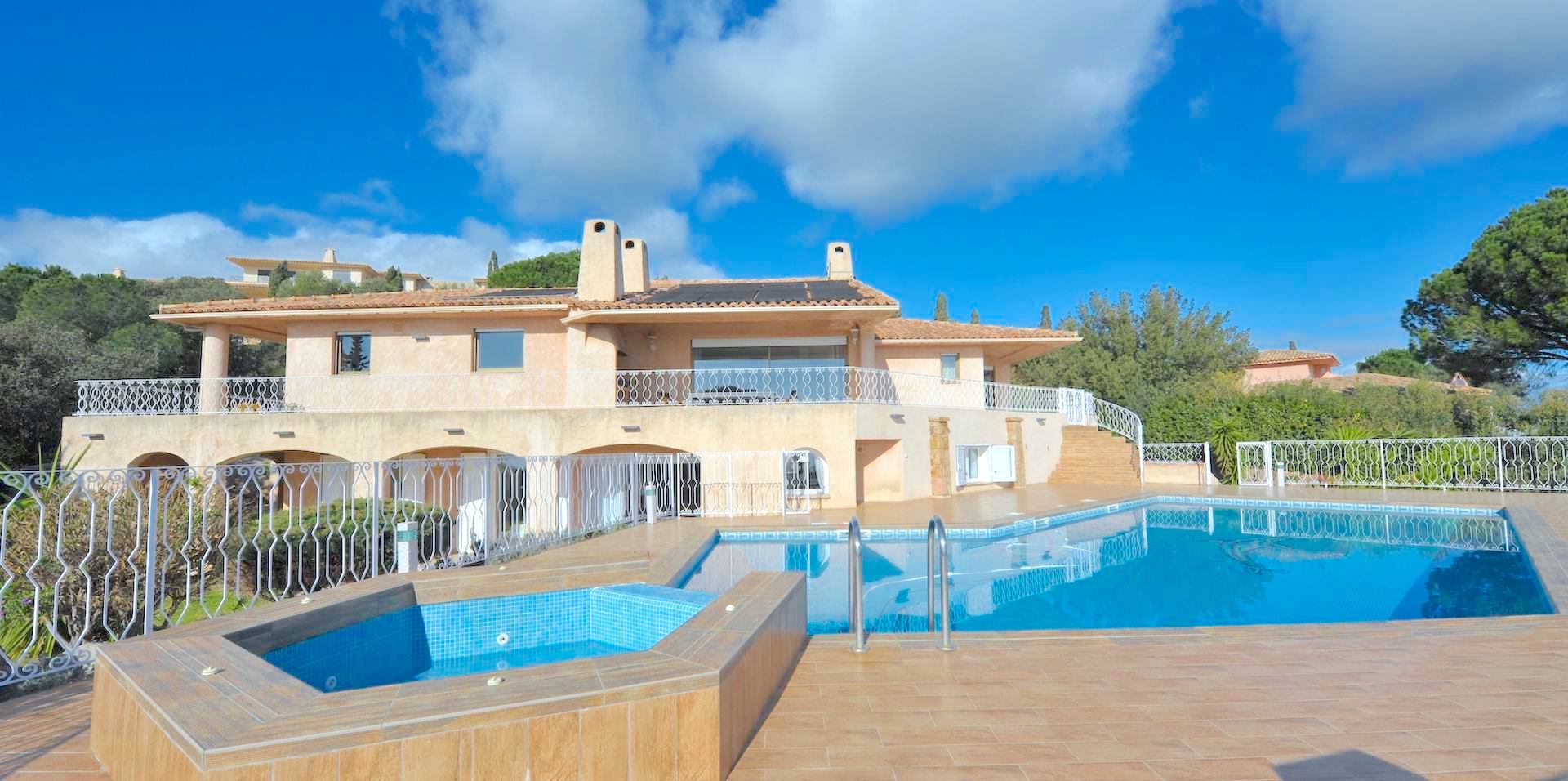 Propriété Domaine de PUNTA D'ORO (sur les hauteurs de Palombaggia/Santa Giulia): À 600m. à pied de la plage, Propriété 13 pièces comprenant Villa T-7 SUPERBE VUE MER PANORAMIQUE À 180° avec PISCINE et JACUZZI + 2 T-3 indépendants.