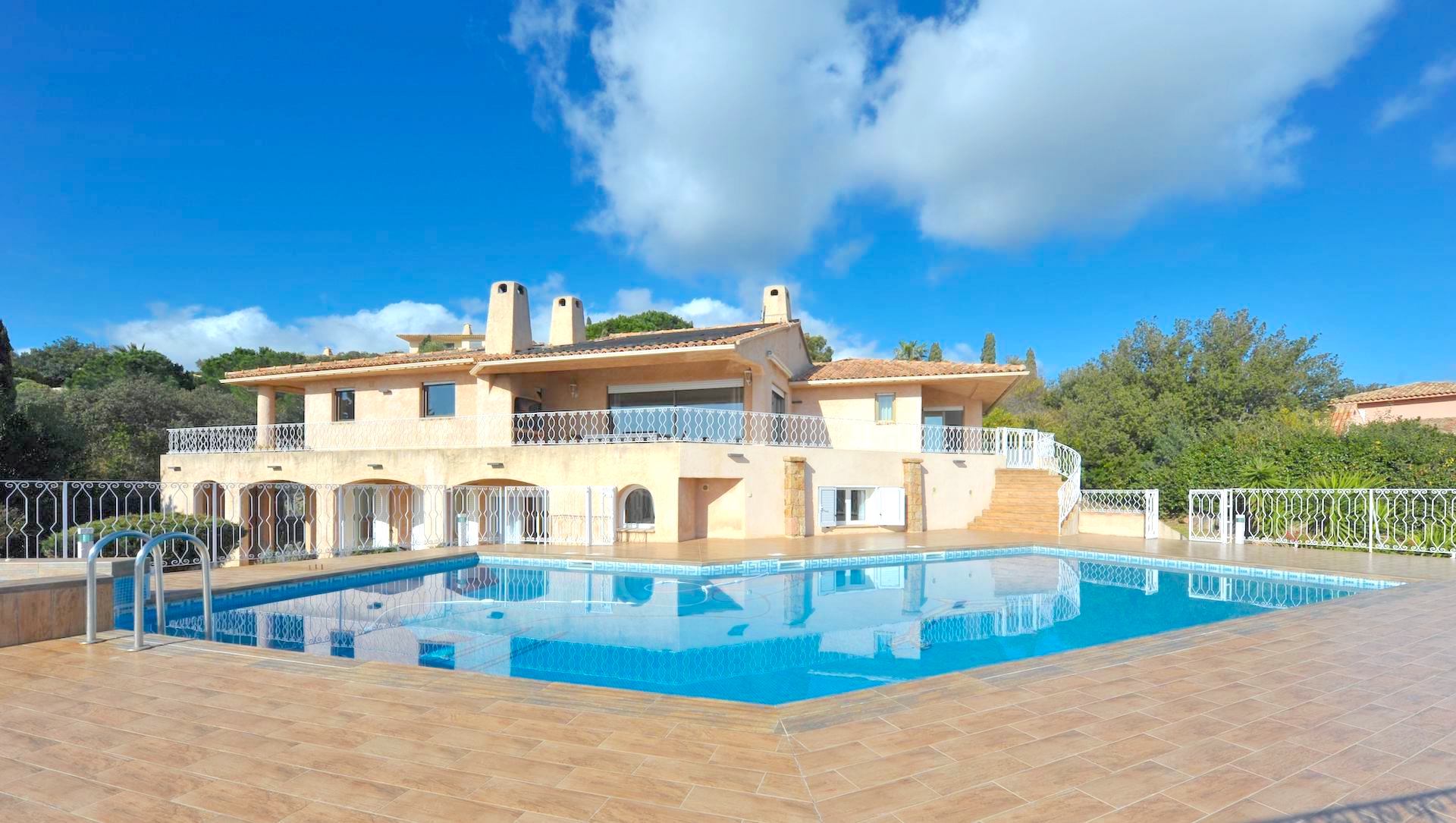 Propriété Domaine de PUNTA D'ORO (sur les hauteurs de Palombaggia/Santa Giulia): À 600m. à pied de la plage, Propriété 13 pièces comprenant Villa T-7 SUPERBE VUE MER PANORAMIQUE À 180° avec PISCINE et JACUZZI + 2 T-3 indépendants.