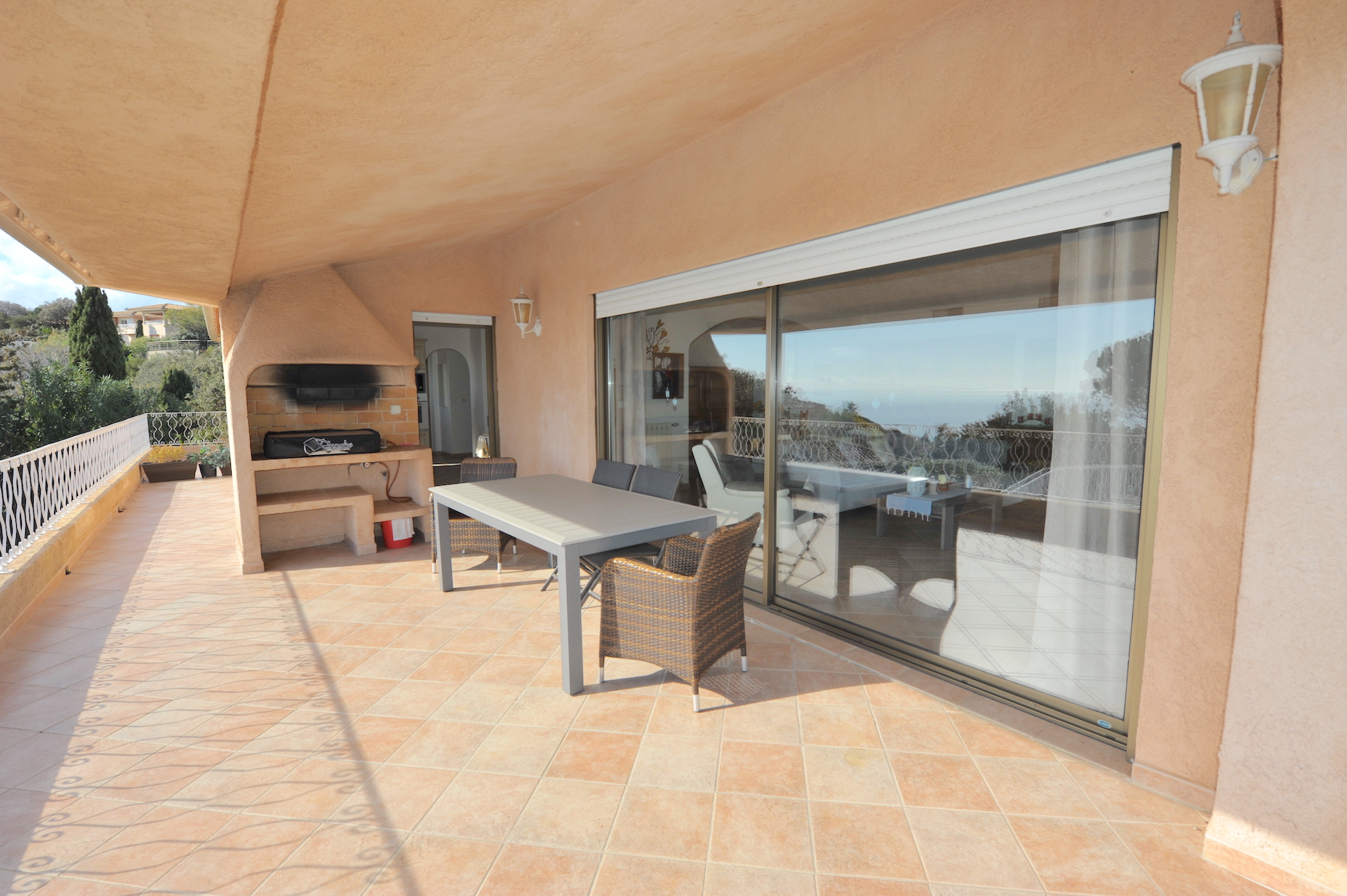 Propriété Domaine de PUNTA D'ORO (sur les hauteurs de Palombaggia/Santa Giulia): À 600m. à pied de la plage, Propriété 13 pièces comprenant Villa T-7 SUPERBE VUE MER PANORAMIQUE À 180° avec PISCINE et JACUZZI + 2 T-3 indépendants.