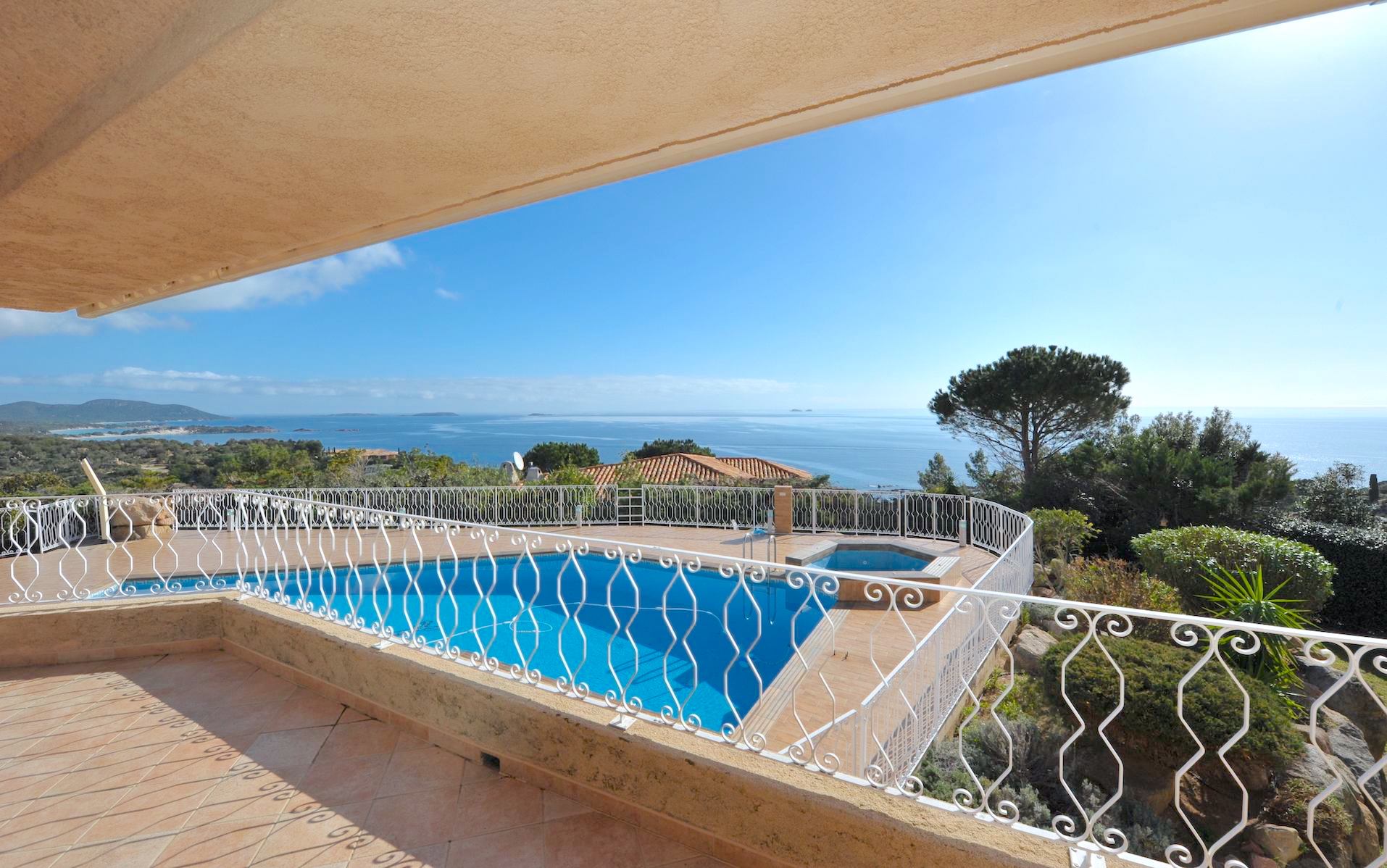 Propriété Domaine de PUNTA D'ORO (sur les hauteurs de Palombaggia/Santa Giulia): À 600m. à pied de la plage, Propriété 13 pièces comprenant Villa T-7 SUPERBE VUE MER PANORAMIQUE À 180° avec PISCINE et JACUZZI + 2 T-3 indépendants.