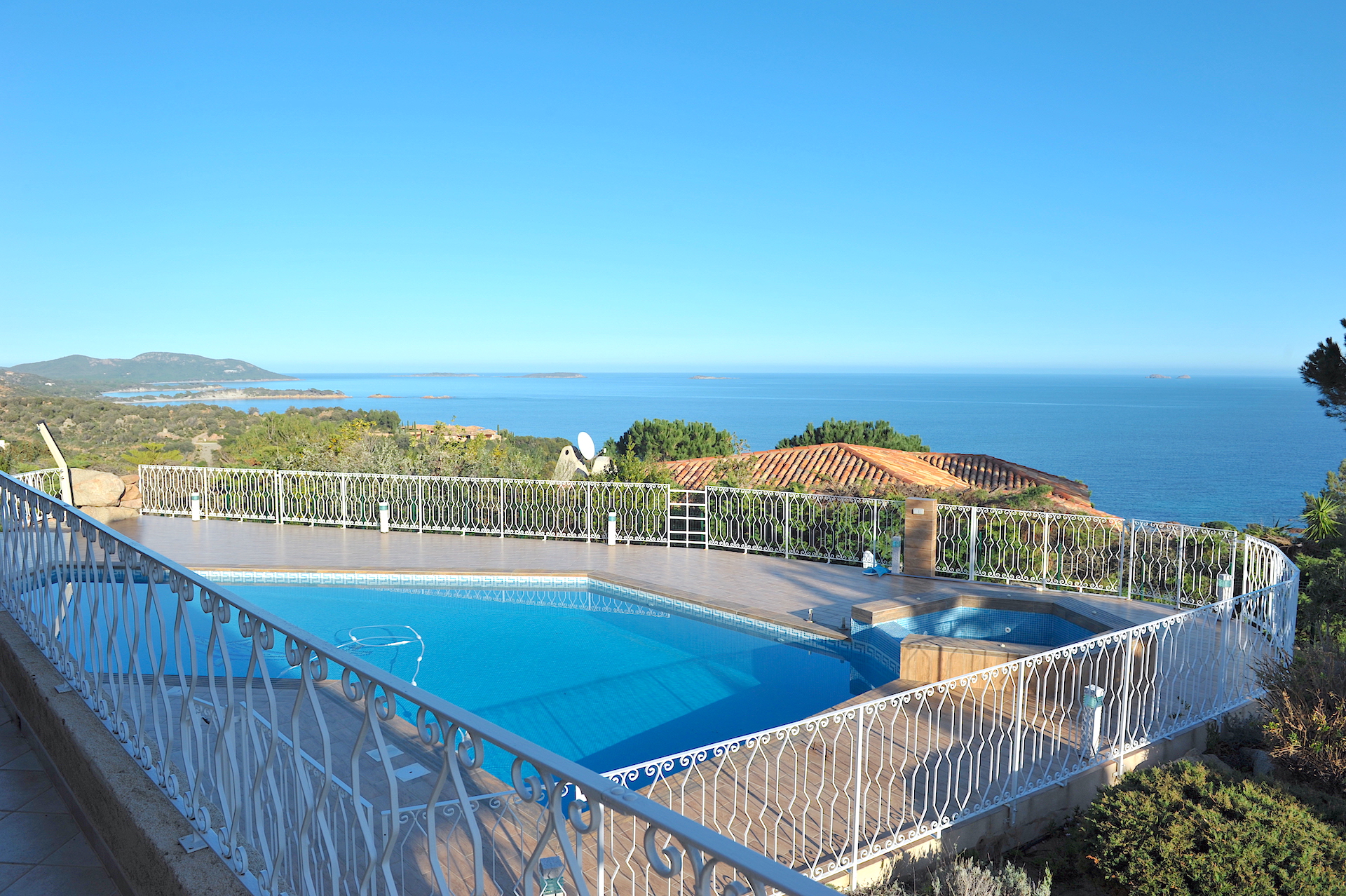 Propriété Domaine de PUNTA D'ORO (sur les hauteurs de Palombaggia/Santa Giulia): À 600m. à pied de la plage, Propriété 13 pièces comprenant Villa T-7 SUPERBE VUE MER PANORAMIQUE À 180° avec PISCINE et JACUZZI + 2 T-3 indépendants.