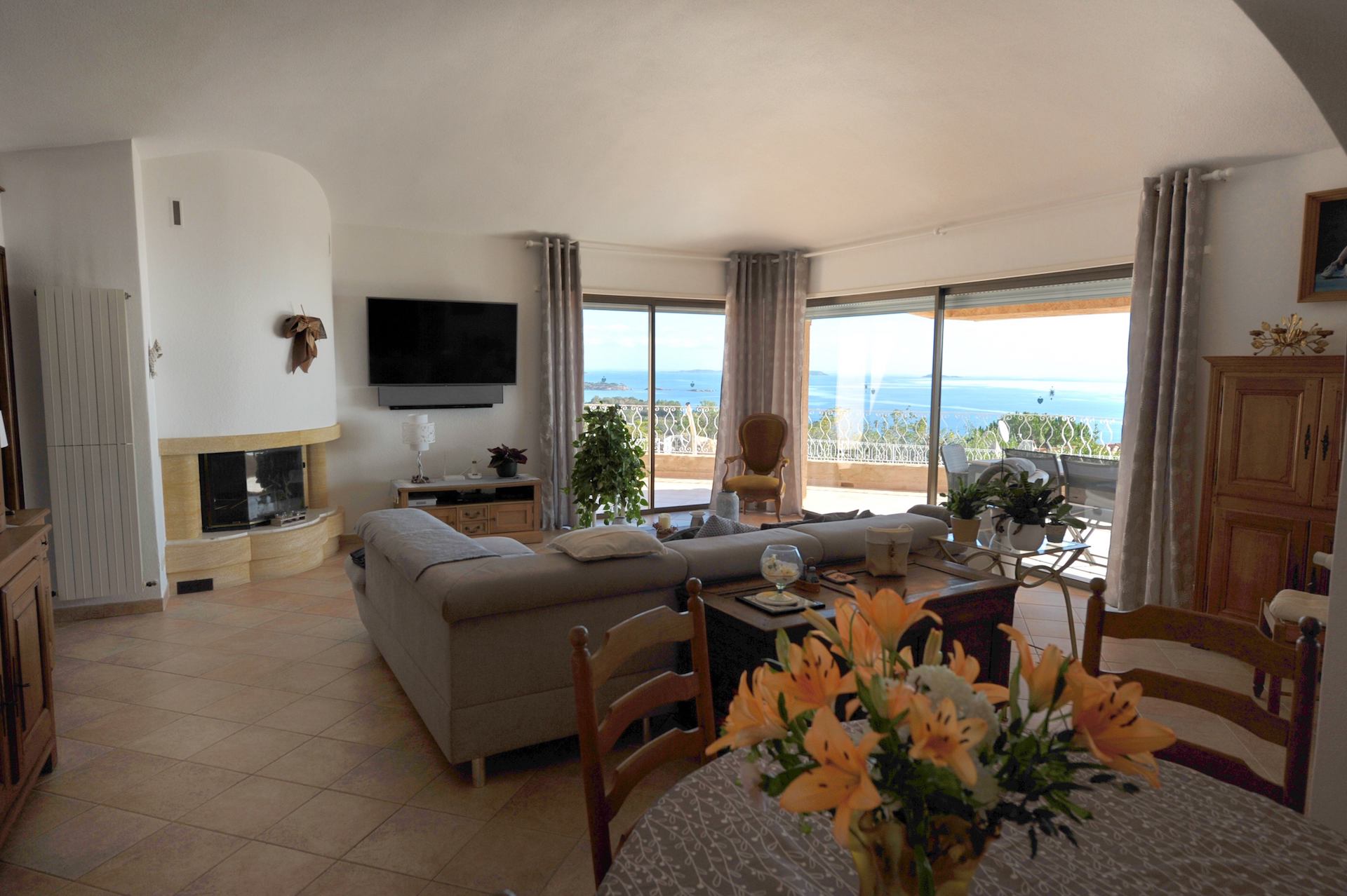 Propriété Domaine de PUNTA D'ORO (sur les hauteurs de Palombaggia/Santa Giulia): À 600m. à pied de la plage, Propriété 13 pièces comprenant Villa T-7 SUPERBE VUE MER PANORAMIQUE À 180° avec PISCINE et JACUZZI + 2 T-3 indépendants.