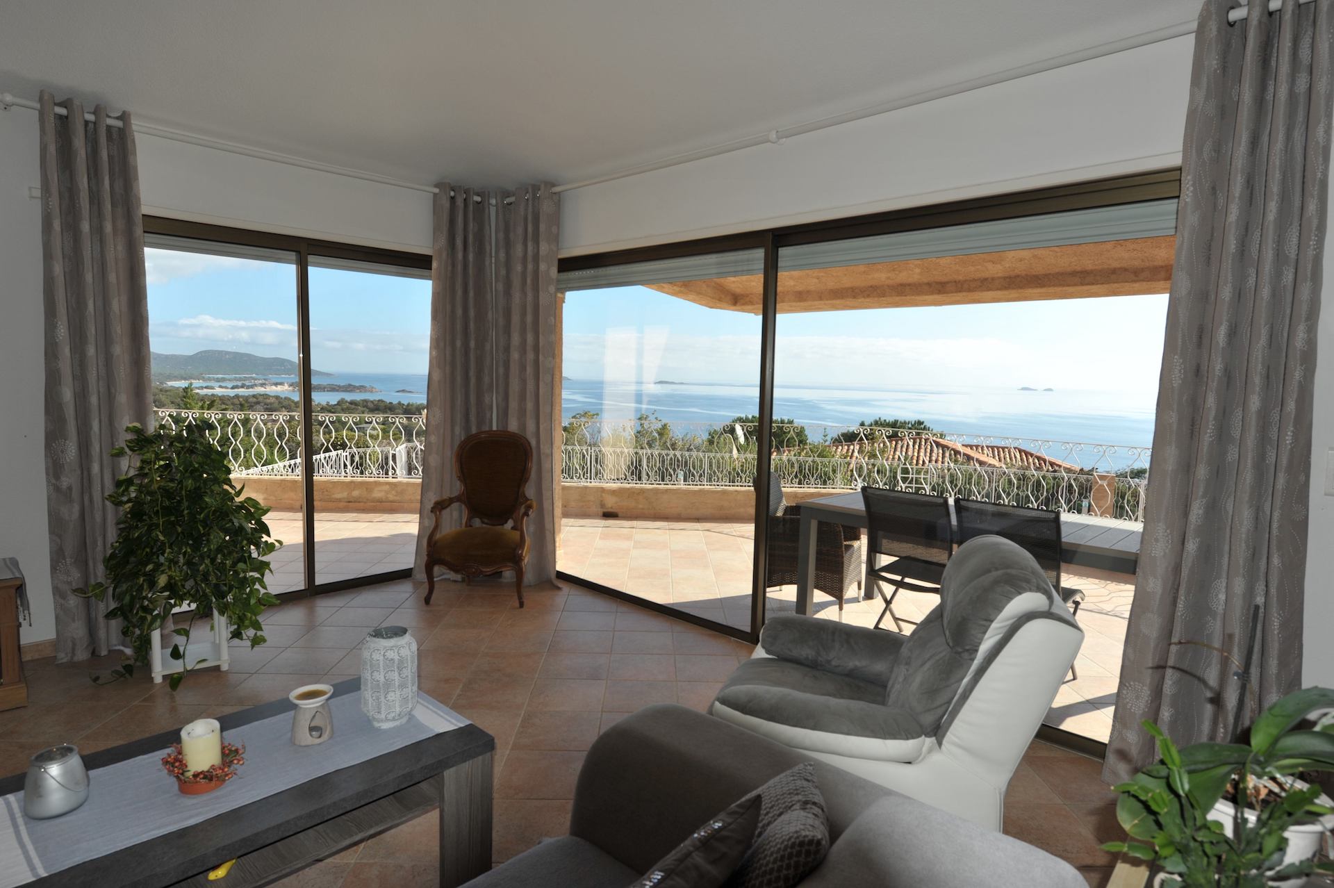 Propriété Domaine de PUNTA D'ORO (sur les hauteurs de Palombaggia/Santa Giulia): À 600m. à pied de la plage, Propriété 13 pièces comprenant Villa T-7 SUPERBE VUE MER PANORAMIQUE À 180° avec PISCINE et JACUZZI + 2 T-3 indépendants.