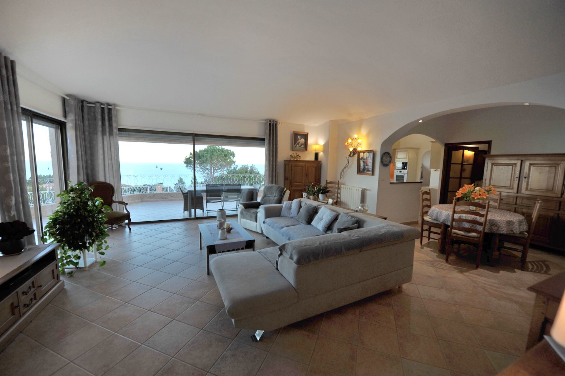 Propriété Domaine de PUNTA D'ORO (sur les hauteurs de Palombaggia/Santa Giulia): À 600m. à pied de la plage, Propriété 13 pièces comprenant Villa T-7 SUPERBE VUE MER PANORAMIQUE À 180° avec PISCINE et JACUZZI + 2 T-3 indépendants.