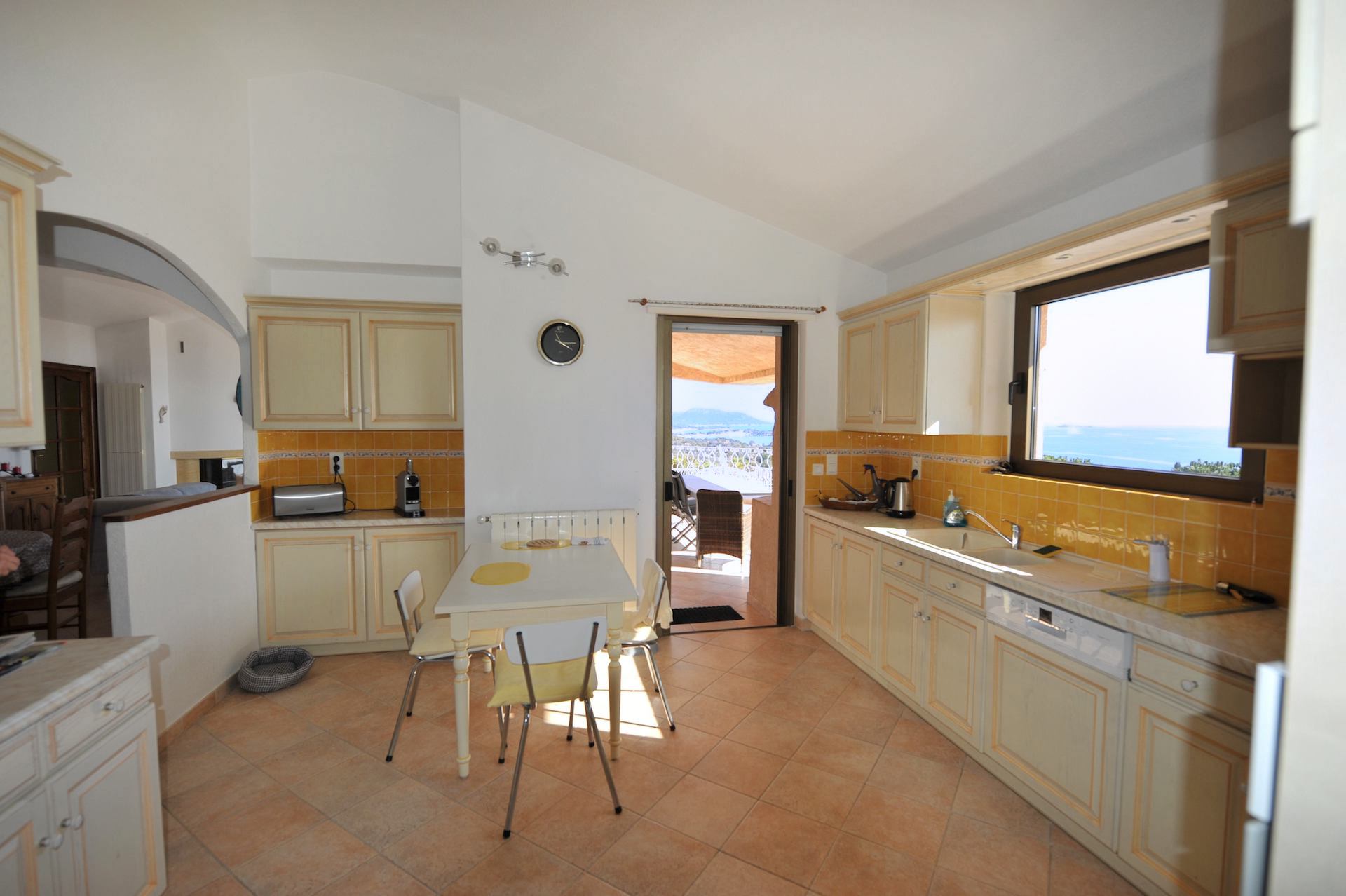 Propriété Domaine de PUNTA D'ORO (sur les hauteurs de Palombaggia/Santa Giulia): À 600m. à pied de la plage, Propriété 13 pièces comprenant Villa T-7 SUPERBE VUE MER PANORAMIQUE À 180° avec PISCINE et JACUZZI + 2 T-3 indépendants.