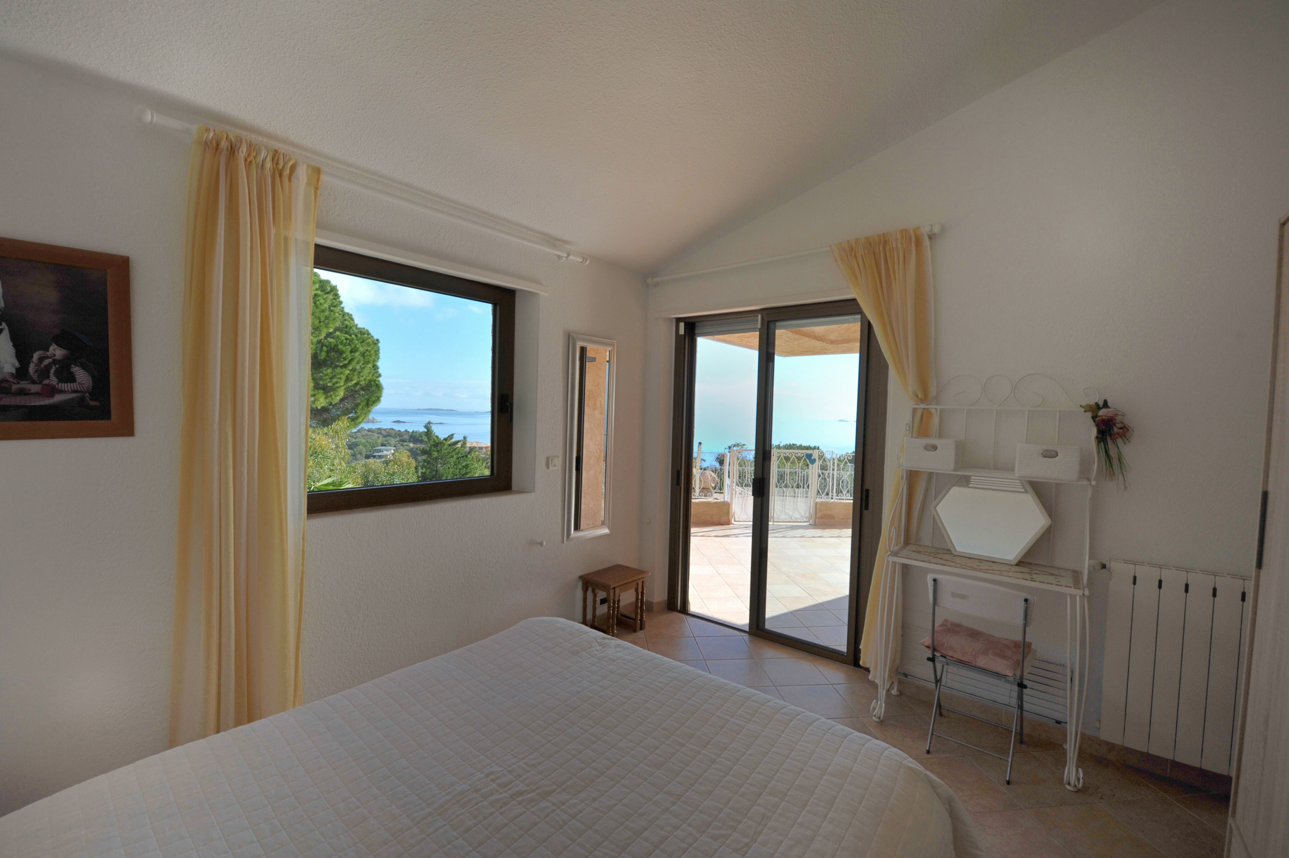 Propriété Domaine de PUNTA D'ORO (sur les hauteurs de Palombaggia/Santa Giulia): À 600m. à pied de la plage, Propriété 13 pièces comprenant Villa T-7 SUPERBE VUE MER PANORAMIQUE À 180° avec PISCINE et JACUZZI + 2 T-3 indépendants.