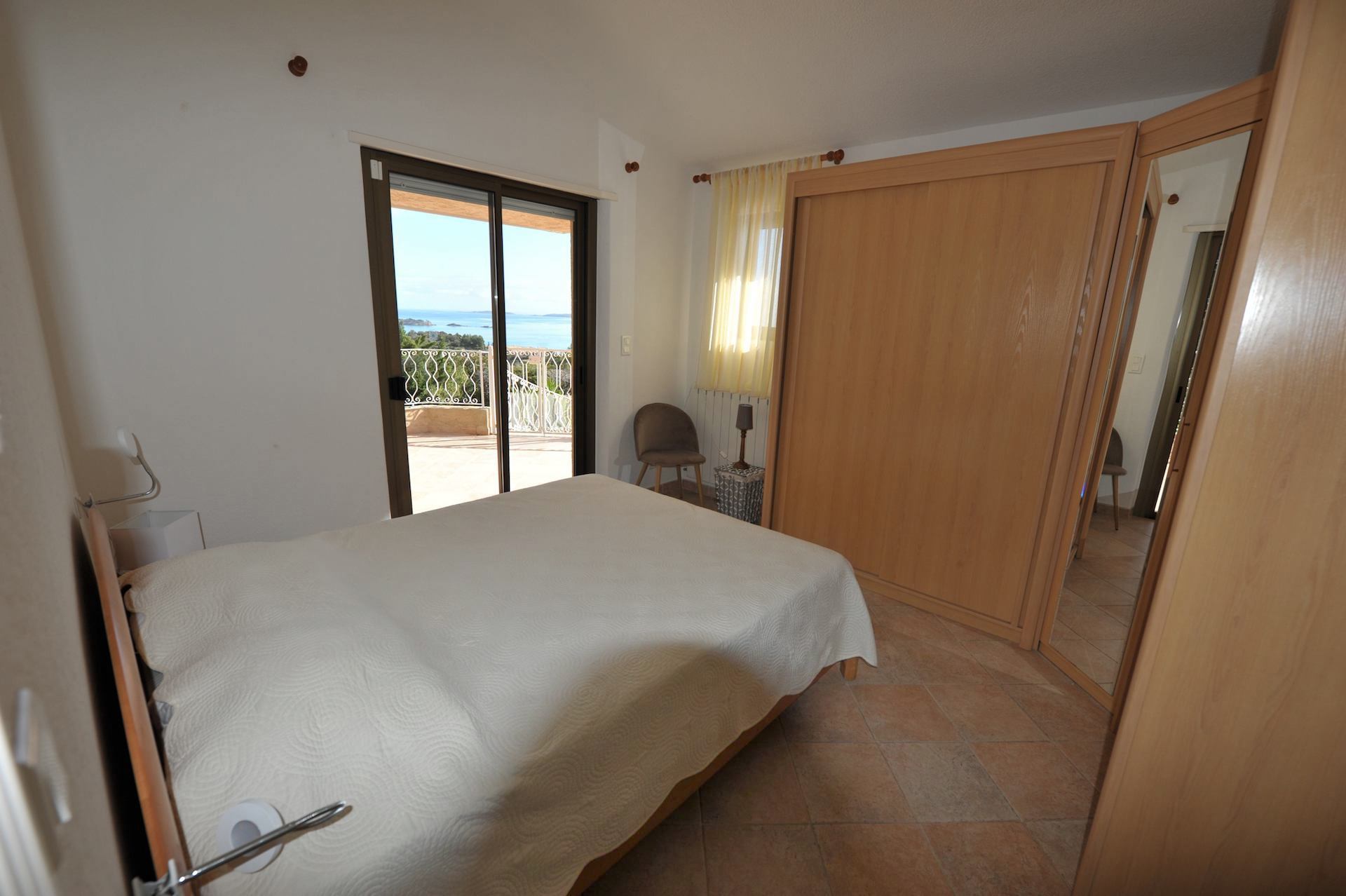 Propriété Domaine de PUNTA D'ORO (sur les hauteurs de Palombaggia/Santa Giulia): À 600m. à pied de la plage, Propriété 13 pièces comprenant Villa T-7 SUPERBE VUE MER PANORAMIQUE À 180° avec PISCINE et JACUZZI + 2 T-3 indépendants.