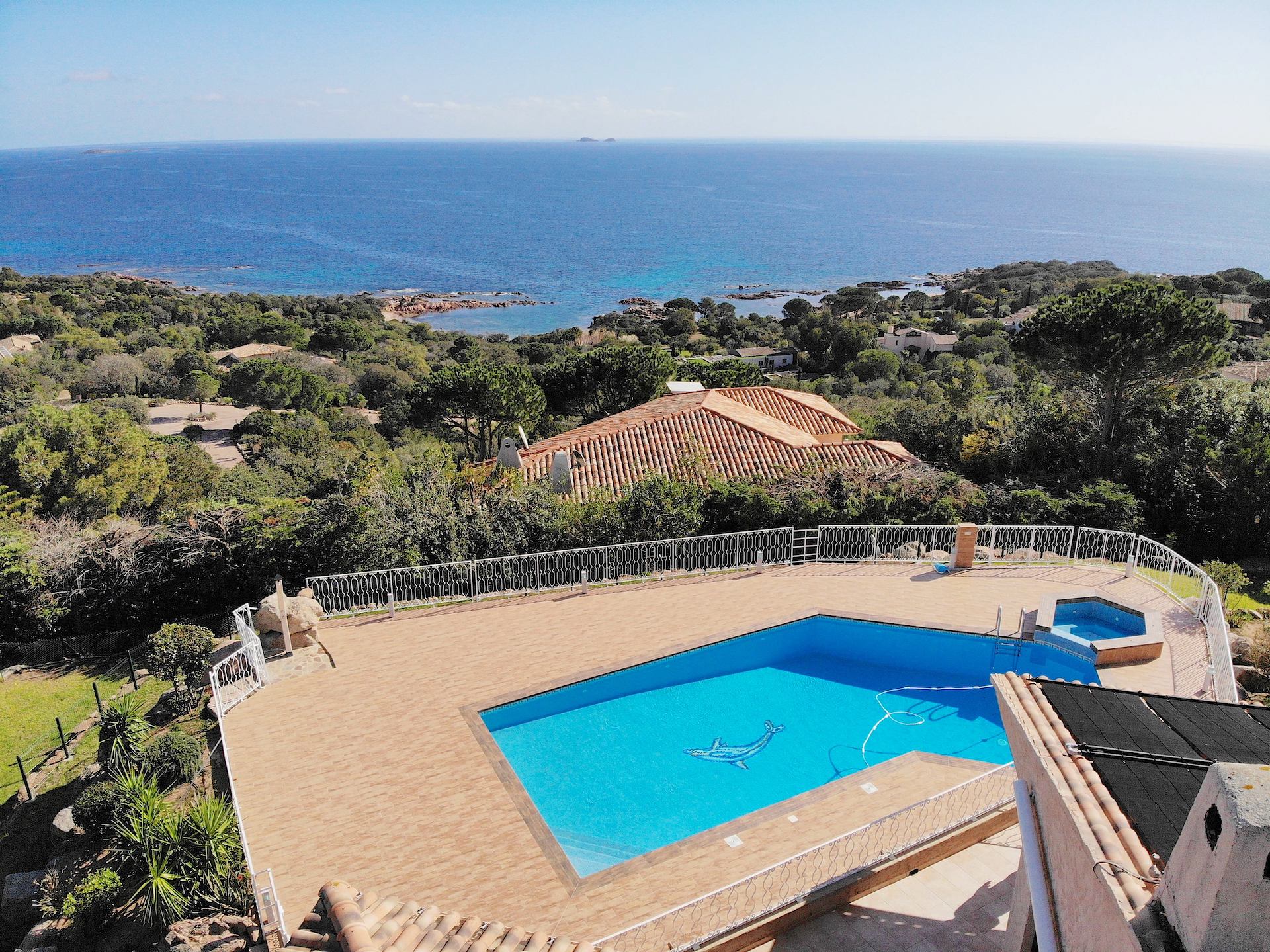 Propriété Domaine de PUNTA D'ORO (sur les hauteurs de Palombaggia/Santa Giulia): À 600m. à pied de la plage, Propriété 13 pièces comprenant Villa T-7 SUPERBE VUE MER PANORAMIQUE À 180° avec PISCINE et JACUZZI + 2 T-3 indépendants.
